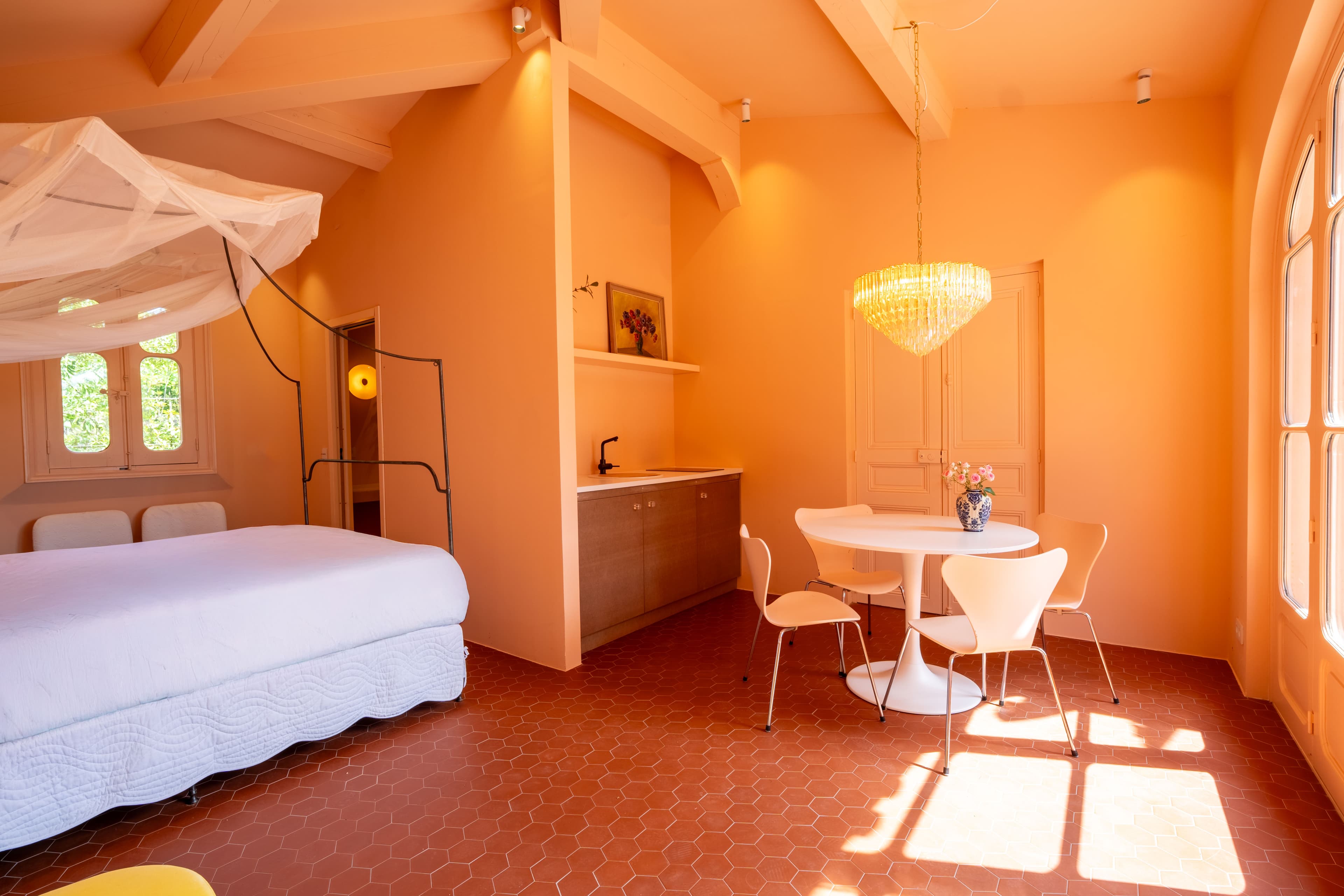 Chambre confortable aménagée dans la dépendance de cette propriété d’exception.