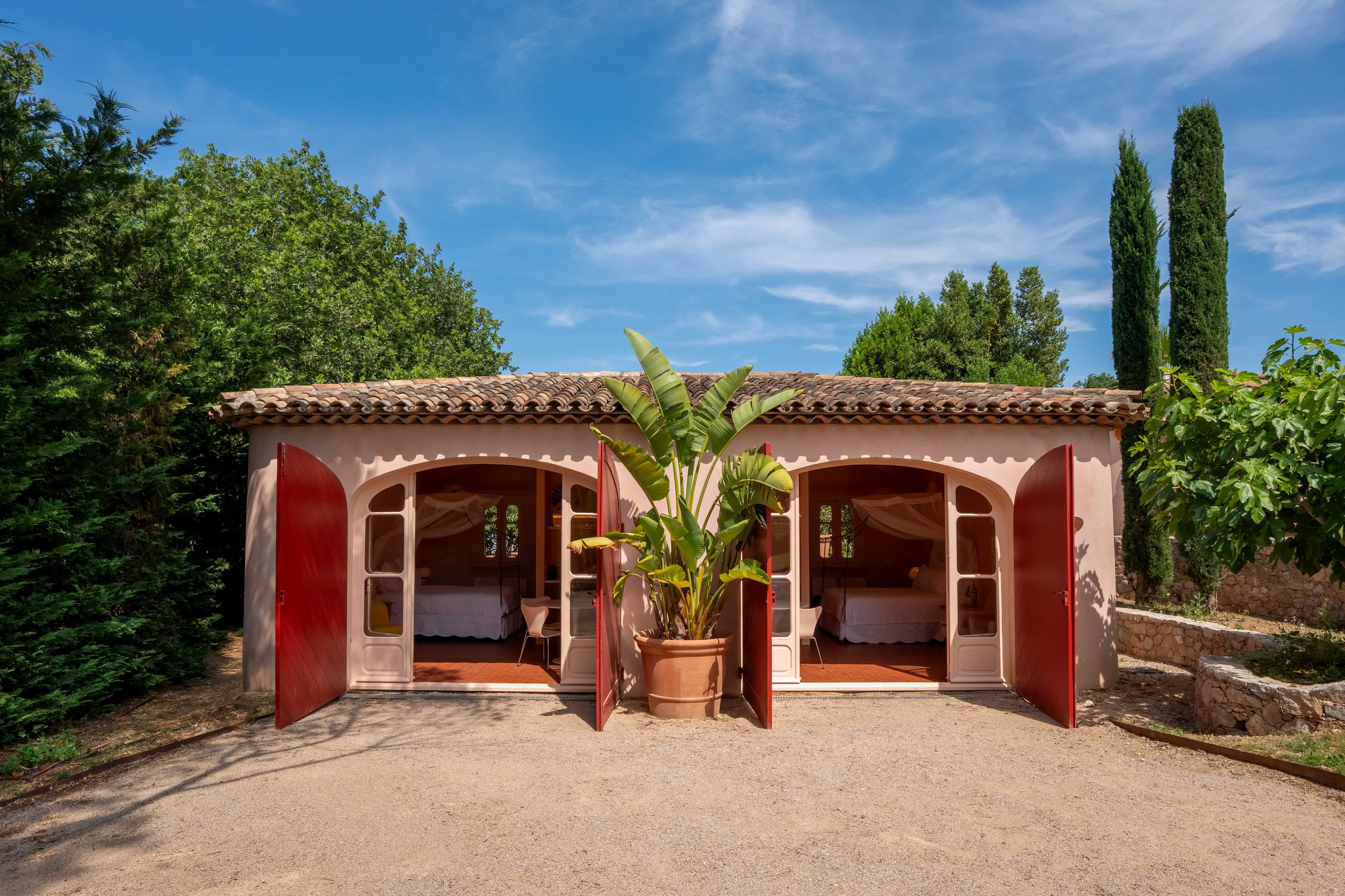 Ancienne dépendance transformée en espace d’hébergement complémentaire au sein de la propriété.