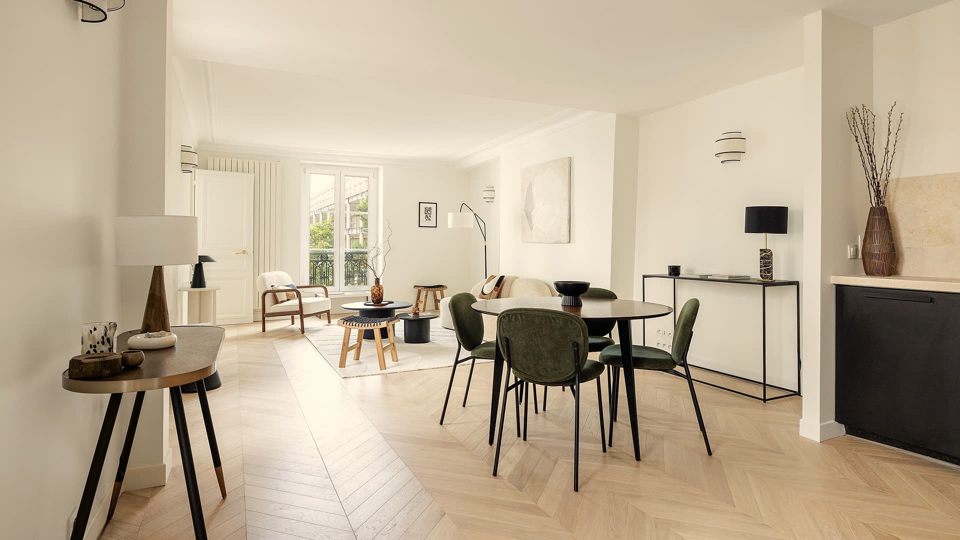 Salle à manger élégante ouverte sur le salon dans un appartement à vendre à Paris 1er, combinant charme haussmannien et modernité.