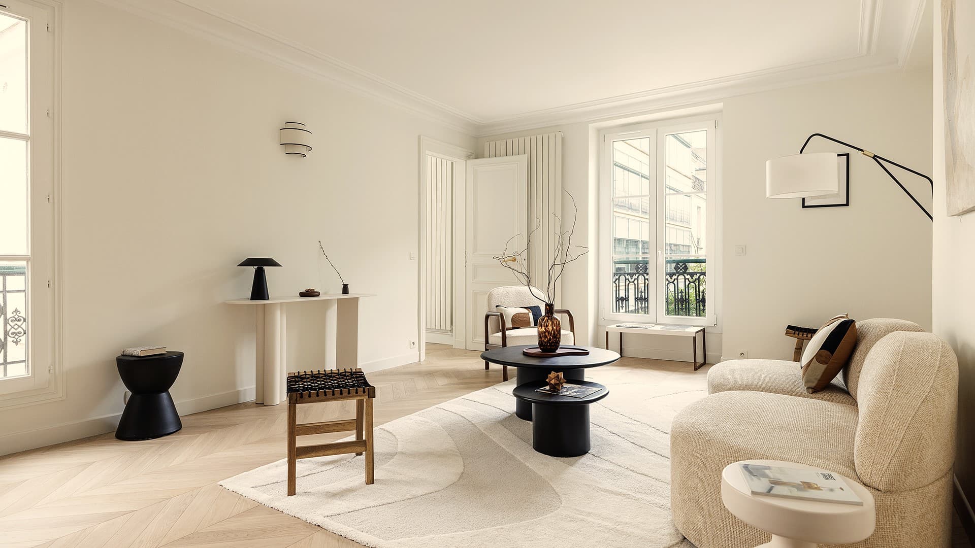 Séjour spacieux et lumineux dans un appartement à vendre à Paris 1er arrondissement, proche du Marché Saint-Honoré, avec belle hauteur sous plafond.