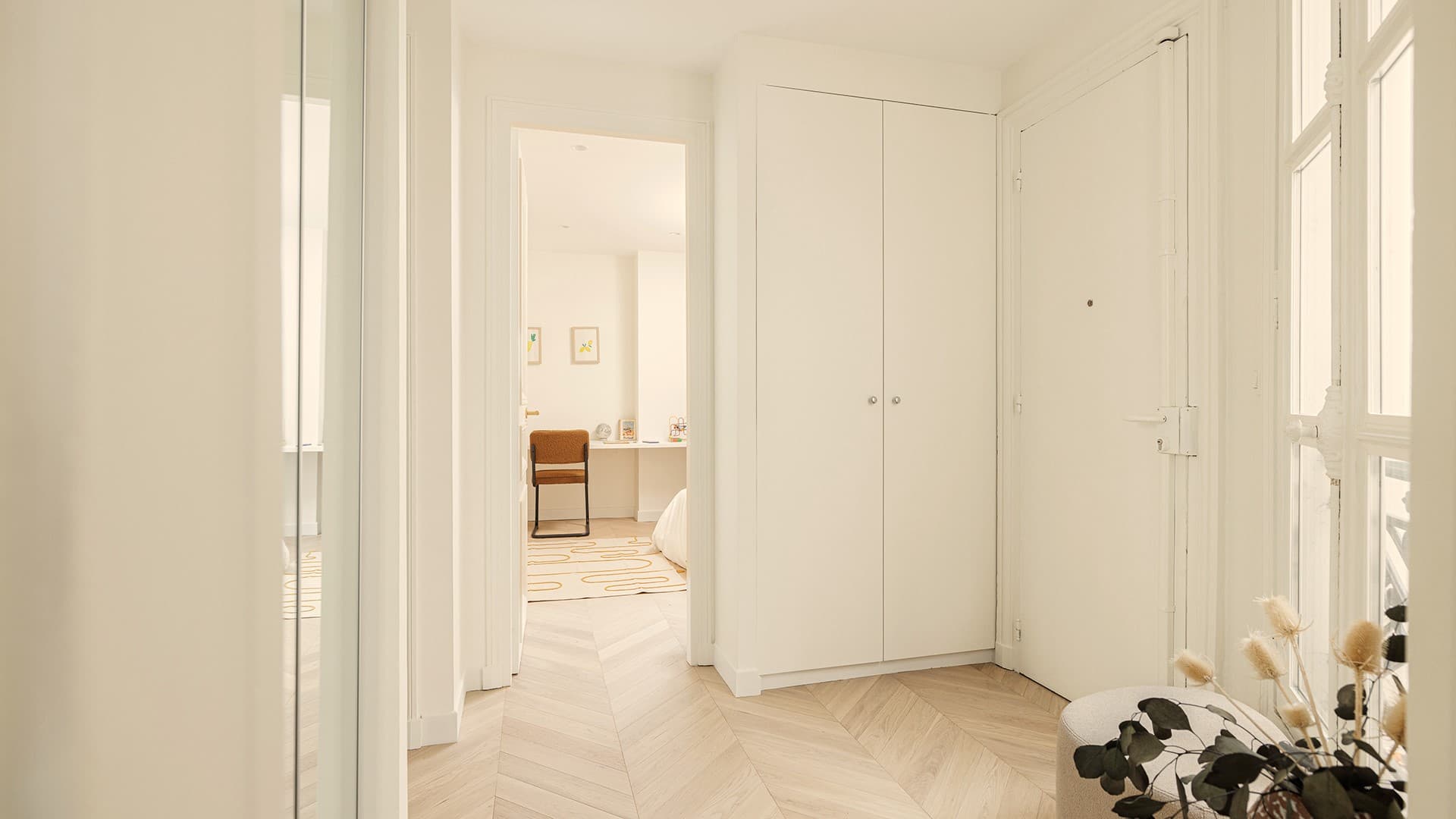 Entrée raffinée et lumineuse dans un appartement à vendre à Paris 1er arrondissement, aux finitions haut de gamme et ambiance chaleureuse.