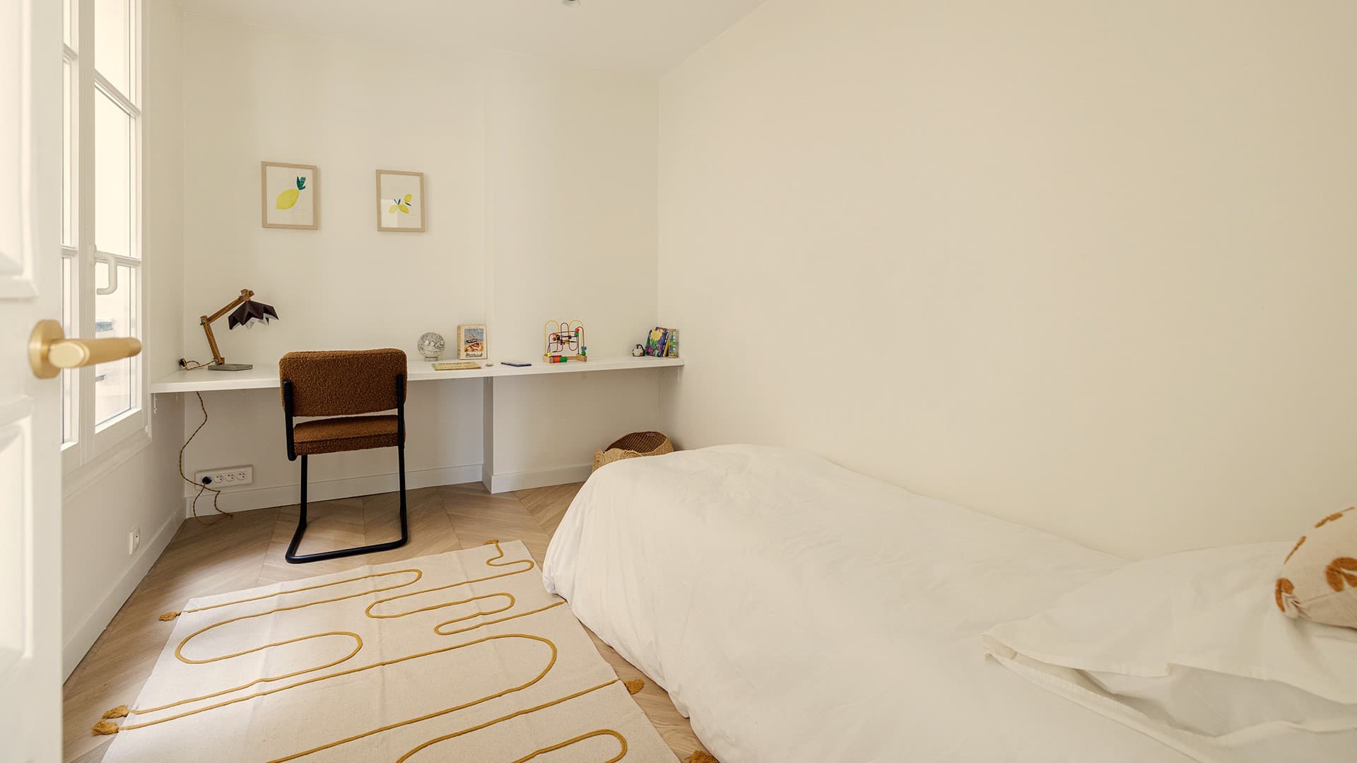 Chambre lumineuse et calme dans un appartement à vendre à Paris 1er arrondissement, à deux pas du Marché Saint-Honoré.