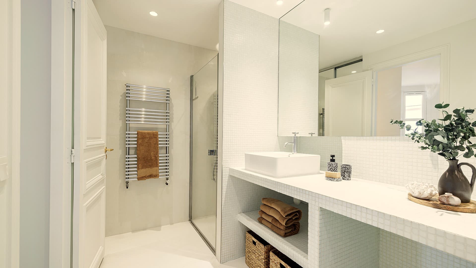 Salle de douche contemporaine et élégante dans un appartement à vendre à Paris 1er, combinant confort moderne et esprit parisien.