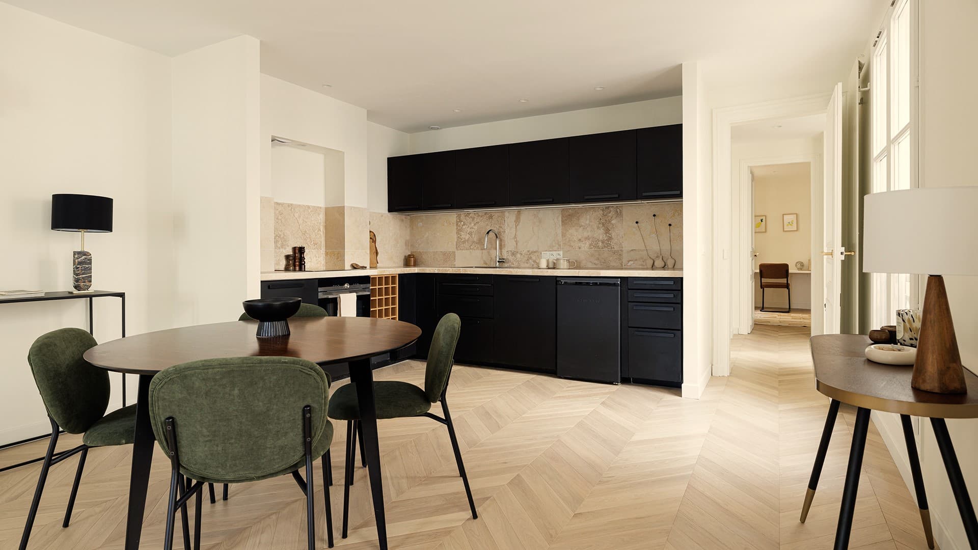 Cuisine ouverte et fonctionnelle dans un appartement à vendre au cœur de Paris 1er, quartier Saint-Honoré, aux finitions soignées.