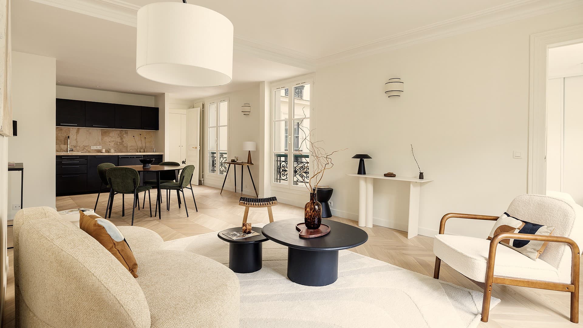 Séjour spacieux et lumineux dans un appartement à vendre à Paris 1er arrondissement, proche du Marché Saint-Honoré, avec belle hauteur sous plafond.