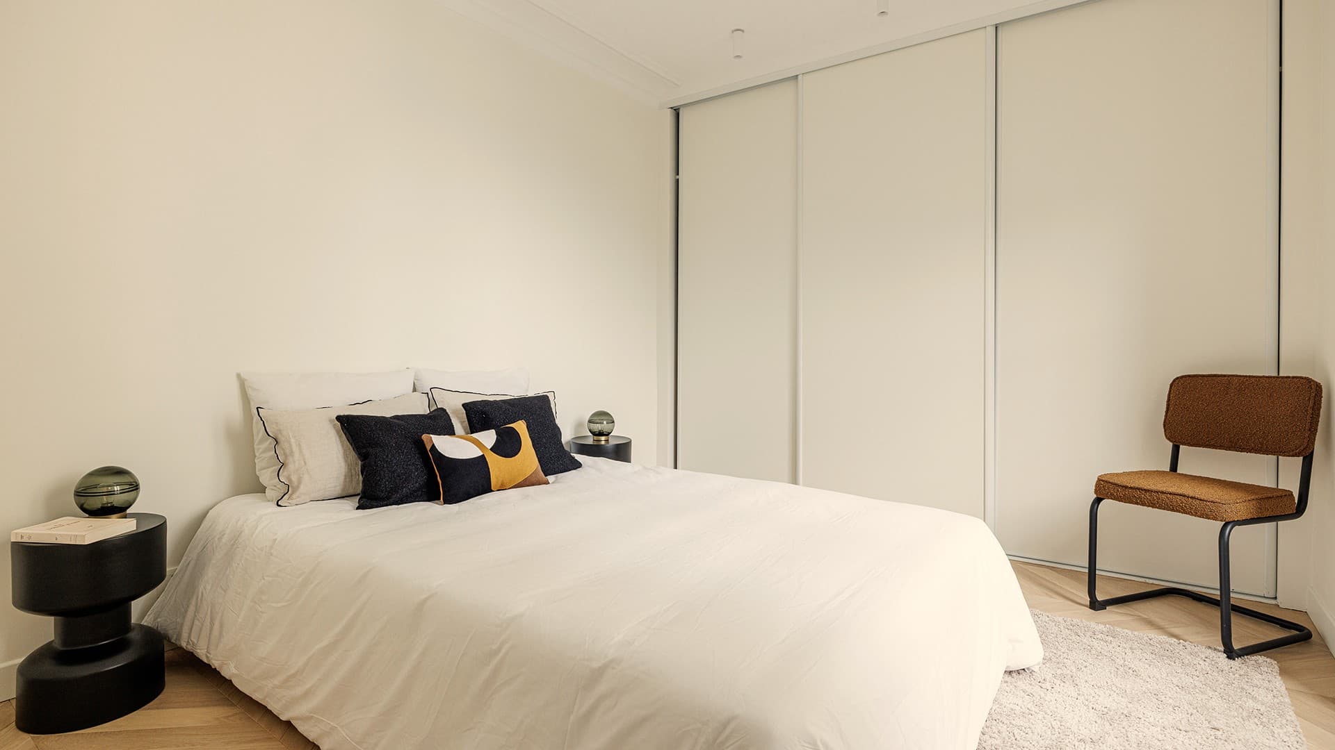 Chambre principale lumineuse et calme dans un appartement à vendre à Paris 1er arrondissement, à deux pas du Marché Saint-Honoré.