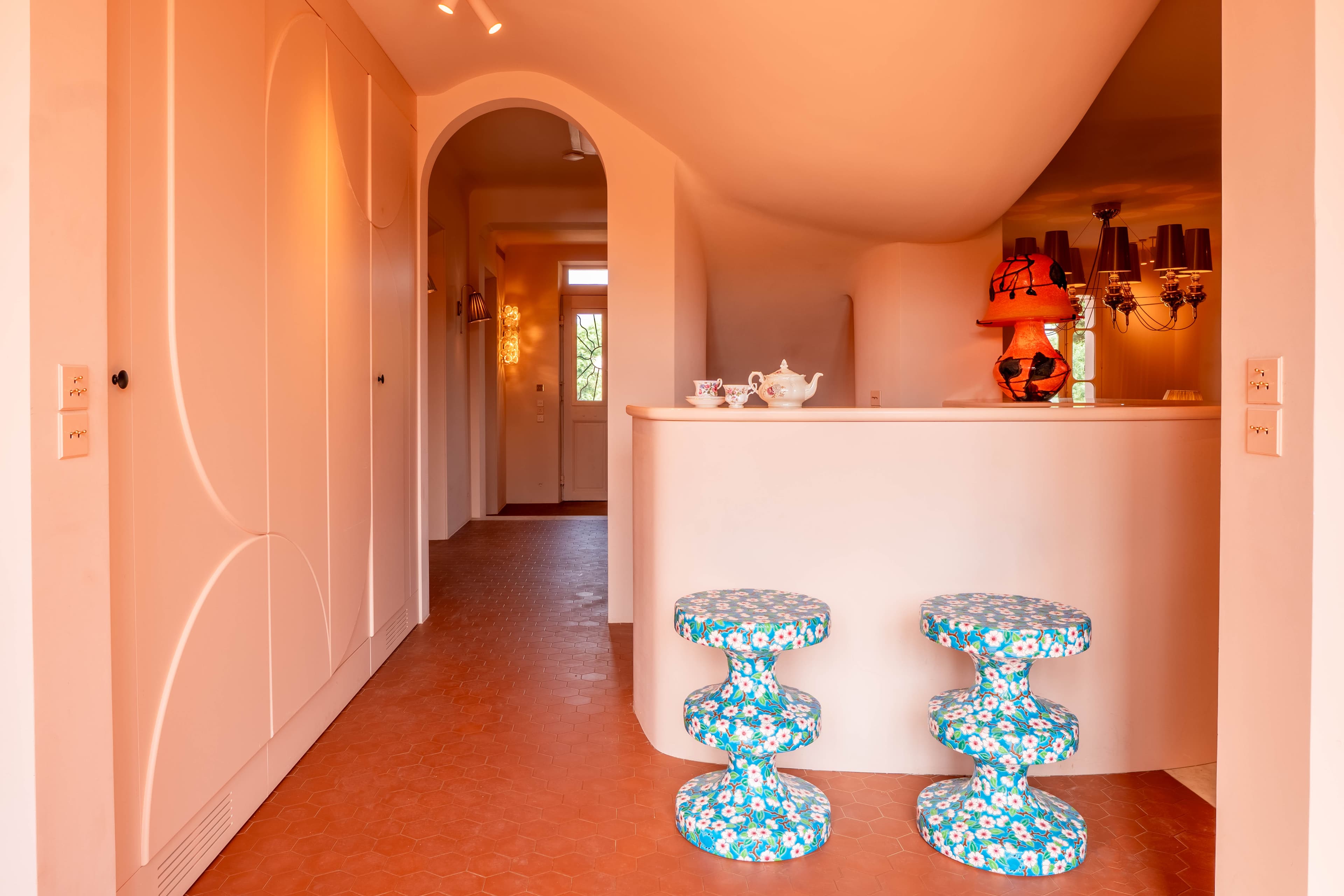 Bar élégant intégré aux espaces de réception de cette propriété de prestige à Saint-Tropez.