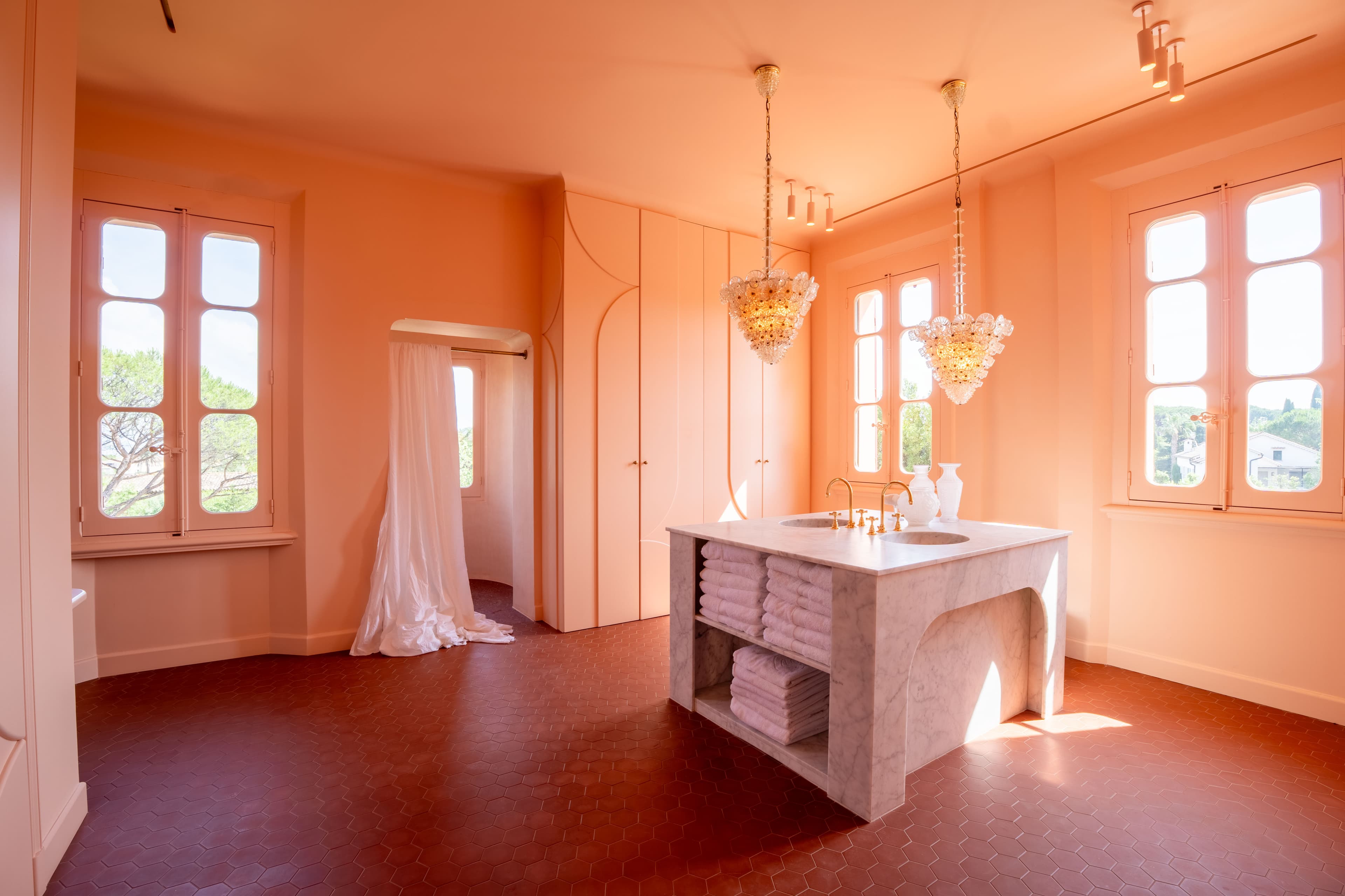 Salle de bains élégante aux finitions luxueuses dans ce château entièrement rénové.