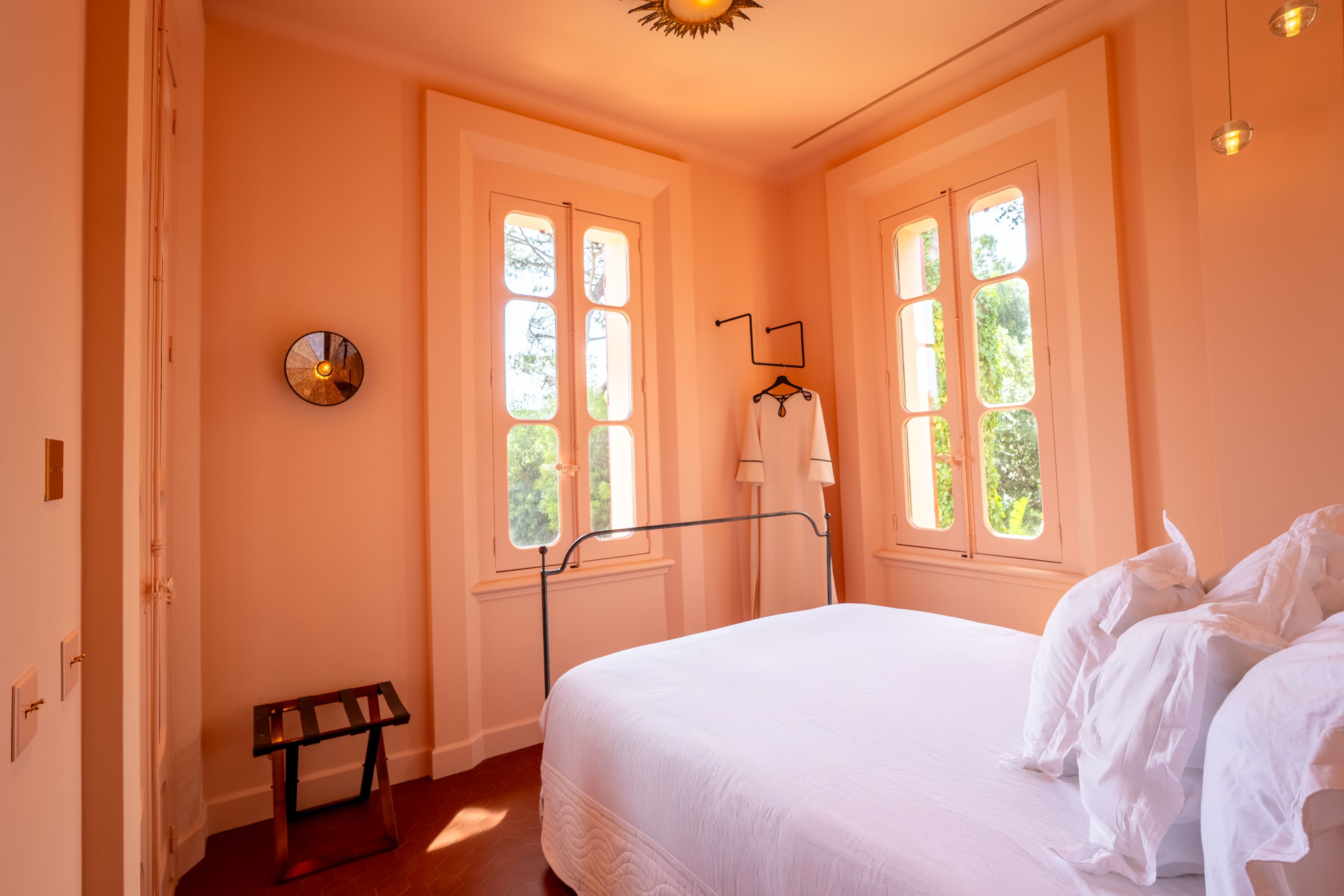 Chambre lumineuse avec salle de bains privative dans cette propriété d’exception sur la Côte d’Azur.