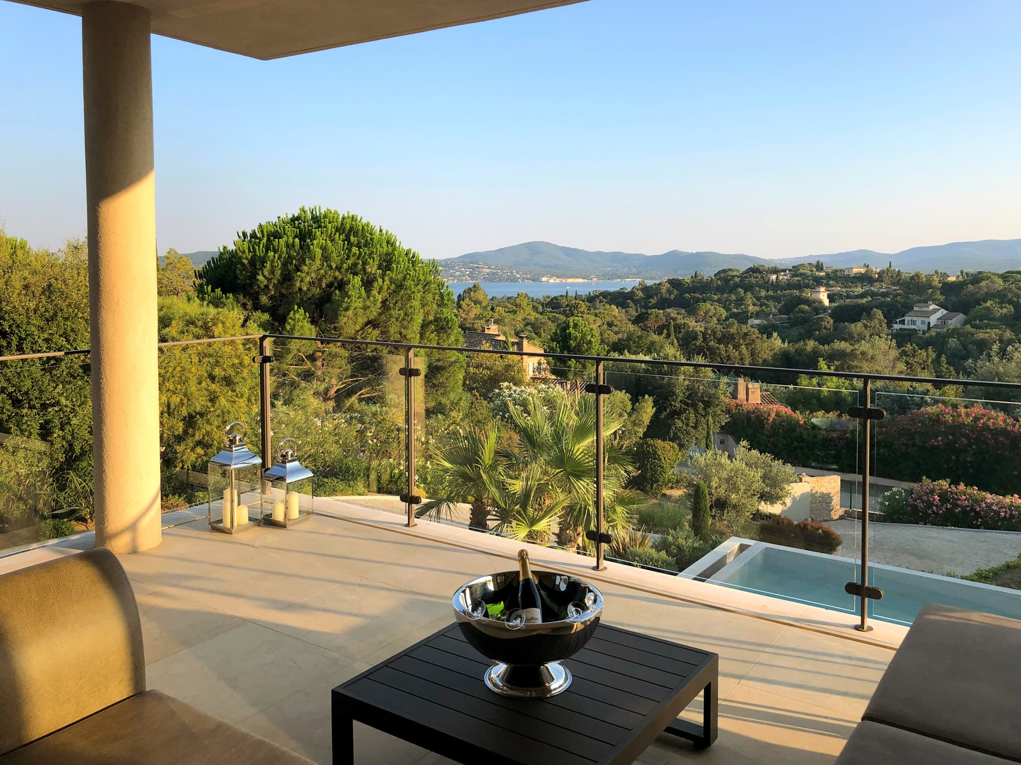 Terrasse spacieuse de la villa avec vue panoramique sur le Golfe de Saint-Tropez et piscine