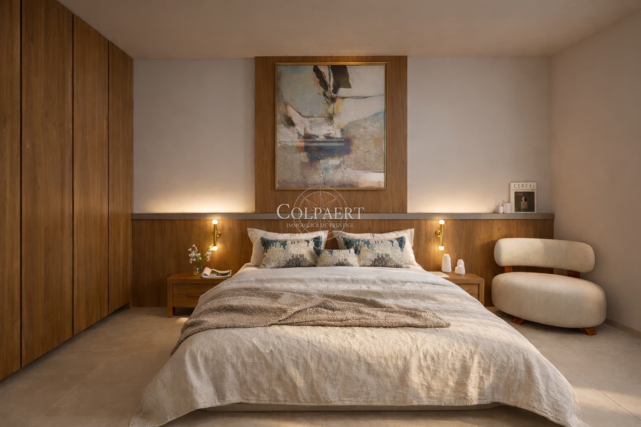 Chambres confortables avec accès extérieur dans un appartement de luxe à Saint-Tropez, offrant calme, lumière et finitions haut de gamme.