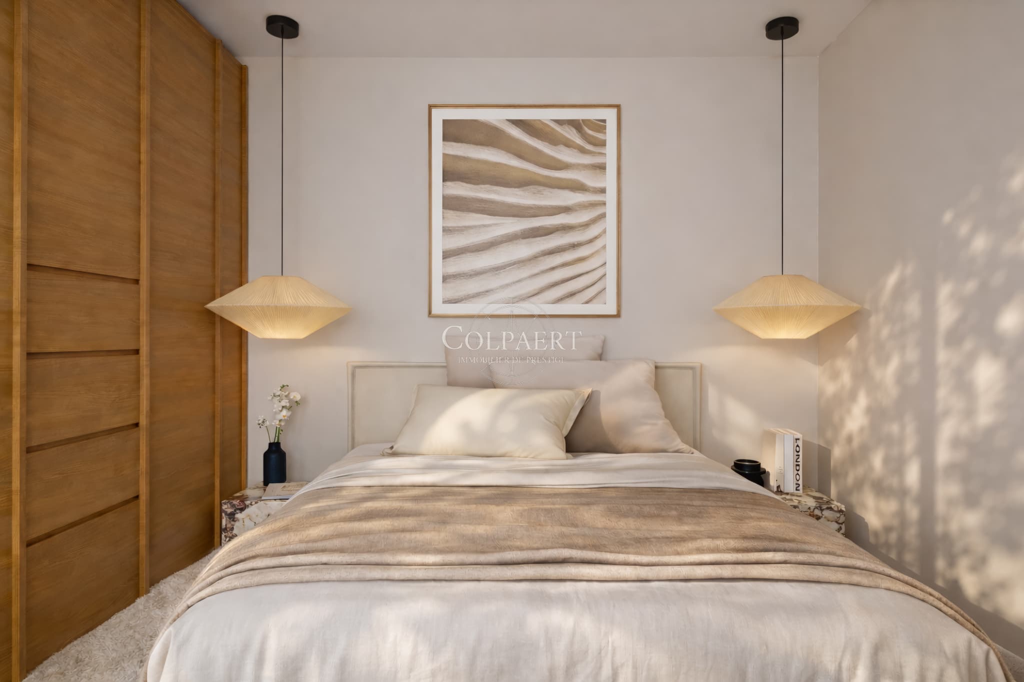 Chambres confortables avec accès extérieur dans un appartement de luxe à Saint-Tropez, offrant calme, lumière et finitions haut de gamme.