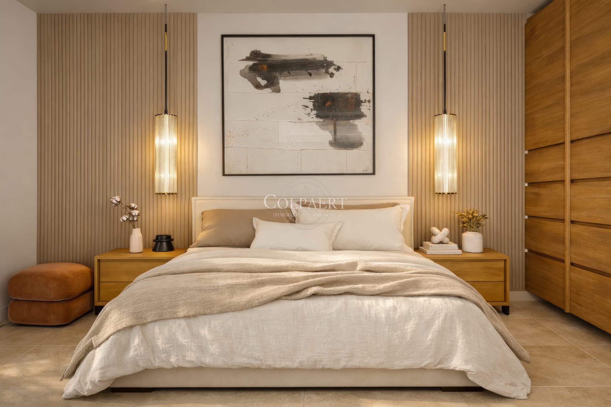 Chambres confortables avec accès extérieur dans un appartement de luxe à Saint-Tropez, offrant calme, lumière et finitions haut de gamme.