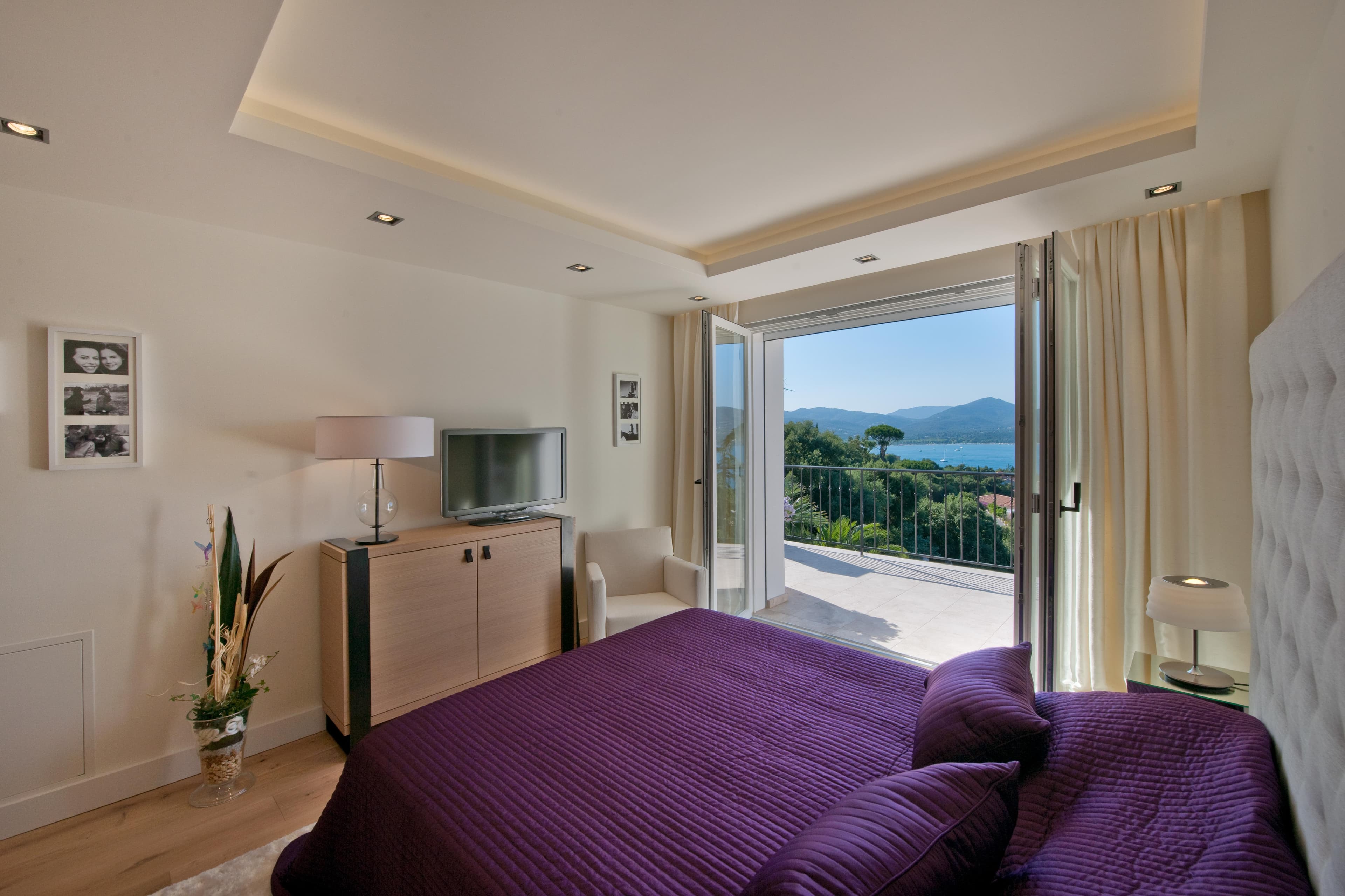 Suite parentale raffinée avec dressing sur mesure et salle de bains luxueuse face à la Méditerranée à Gassin.