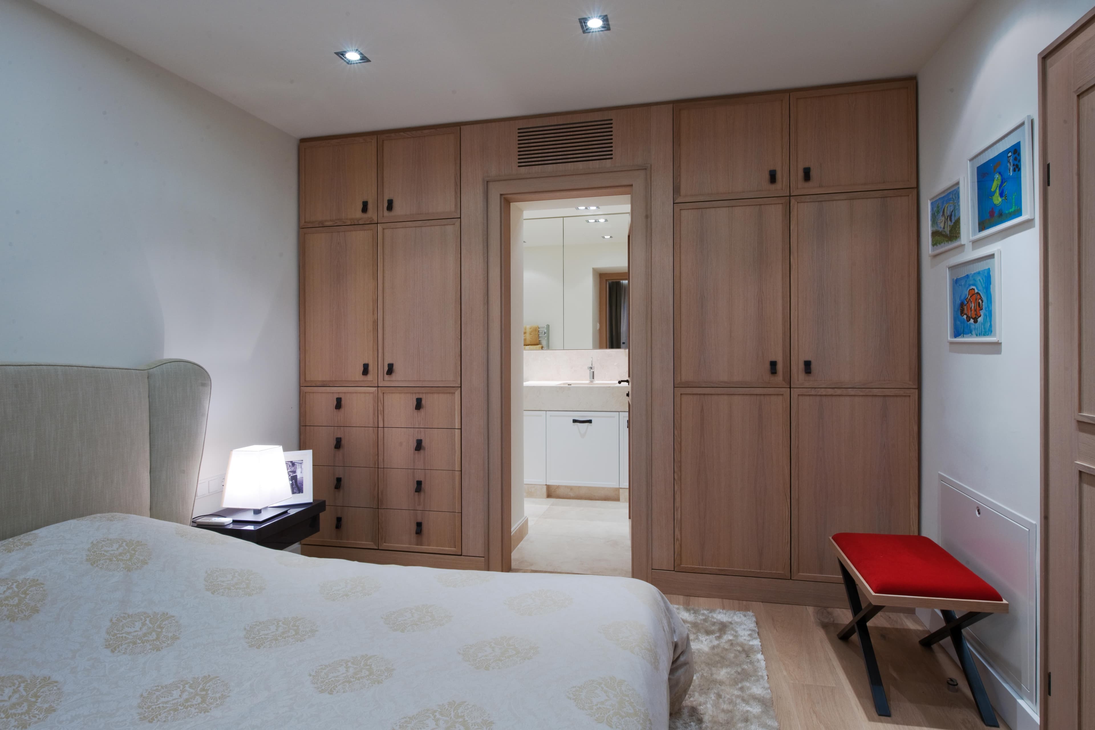 Chambre élégante avec salle de bains privative dans une villa exclusive proche de Saint-Tropez à Gassin.