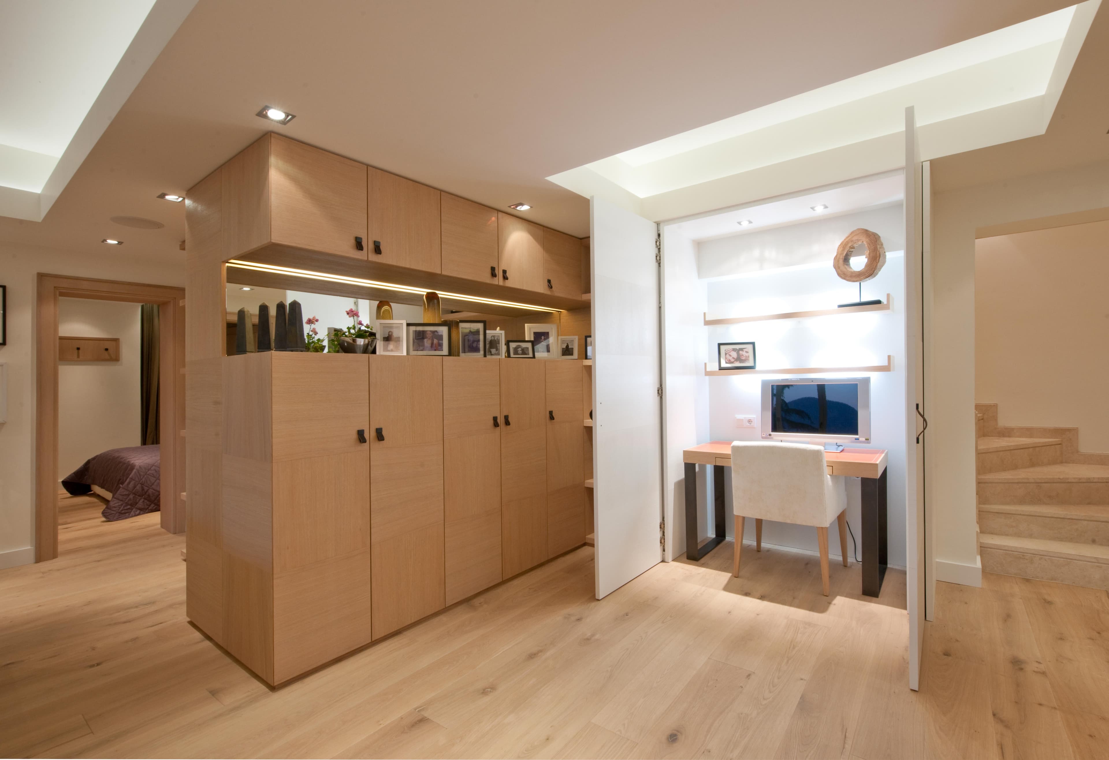 Suite parentale raffinée avec dressing sur mesure et salle de bains luxueuse face à la Méditerranée à Gassin.