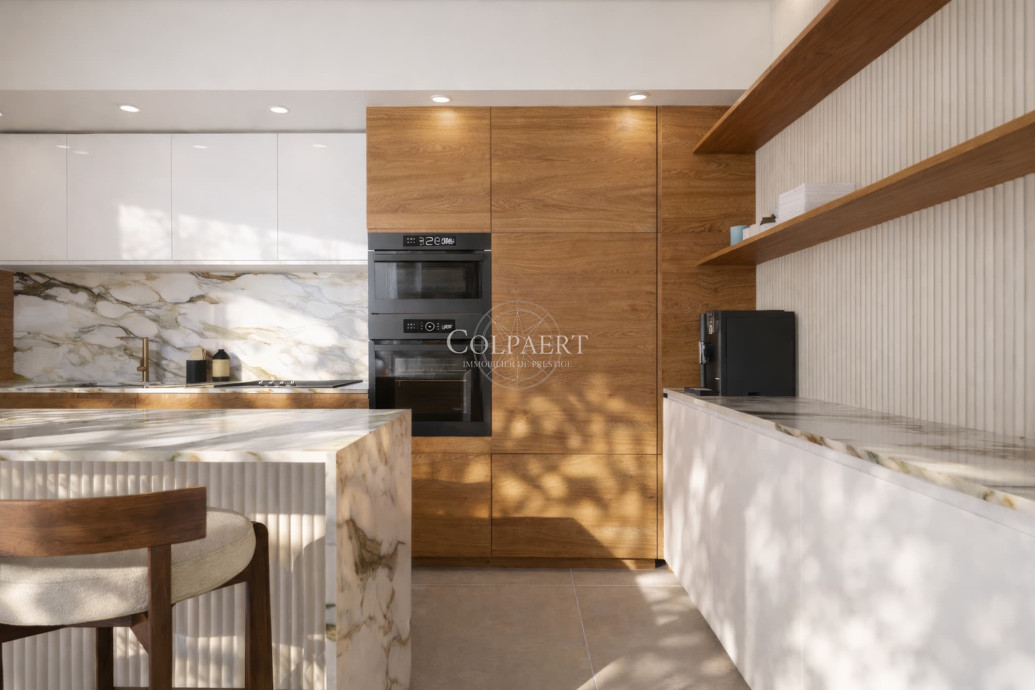 Cuisine haut de gamme avec finitions raffinées dans un appartement de luxe à Saint-Tropez, offrant design moderne et fonctionnalité au cœur de Patio Ruben.