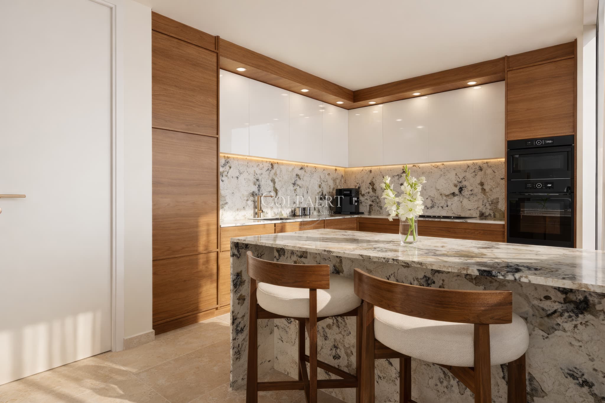 Cuisine haut de gamme avec finitions raffinées dans un appartement de luxe à Saint-Tropez, offrant design moderne et fonctionnalité au cœur de Patio Ruben.