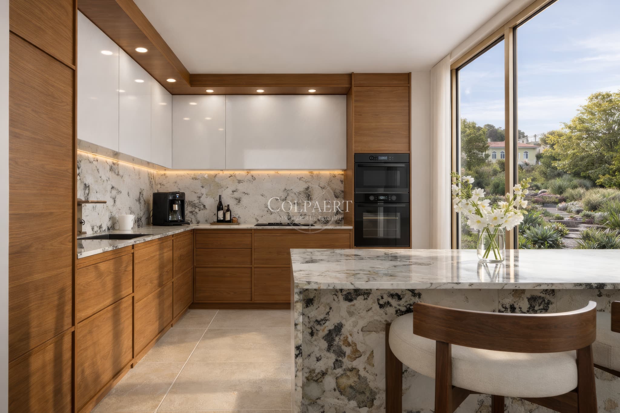 Cuisine haut de gamme avec finitions raffinées dans un appartement de luxe à Saint-Tropez, offrant design moderne et fonctionnalité au cœur de Patio Ruben.