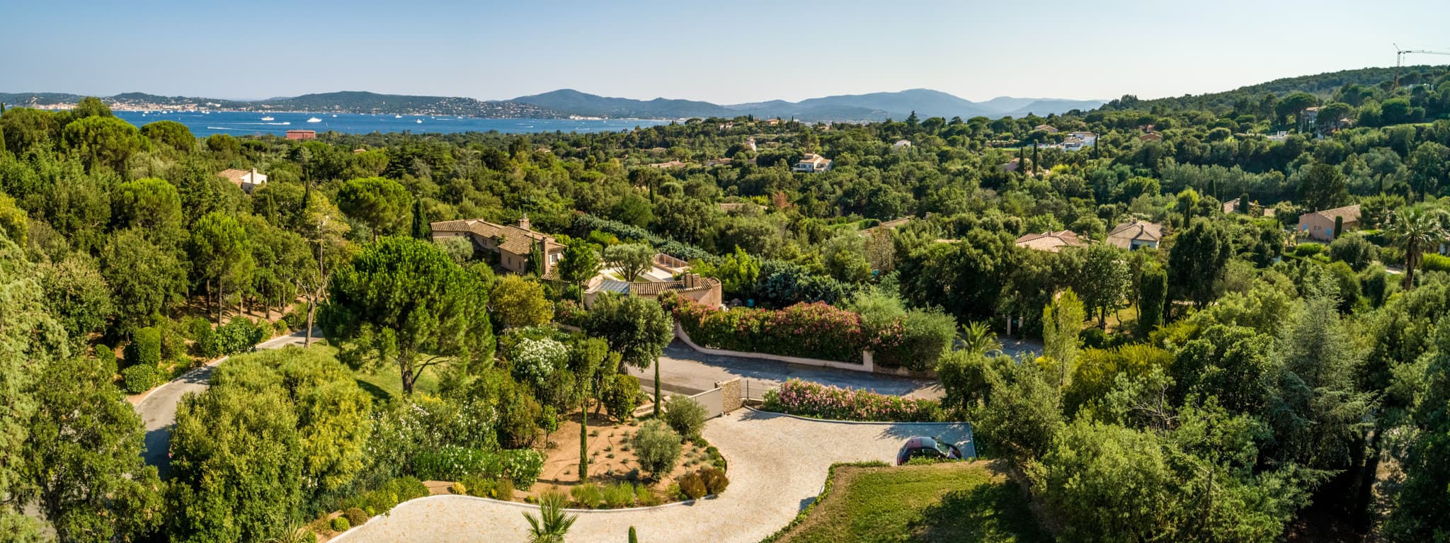 Panoramique depuis la villa d’exception sur le Golfe de Saint-Tropez, terrasses et jardins méditerranéens