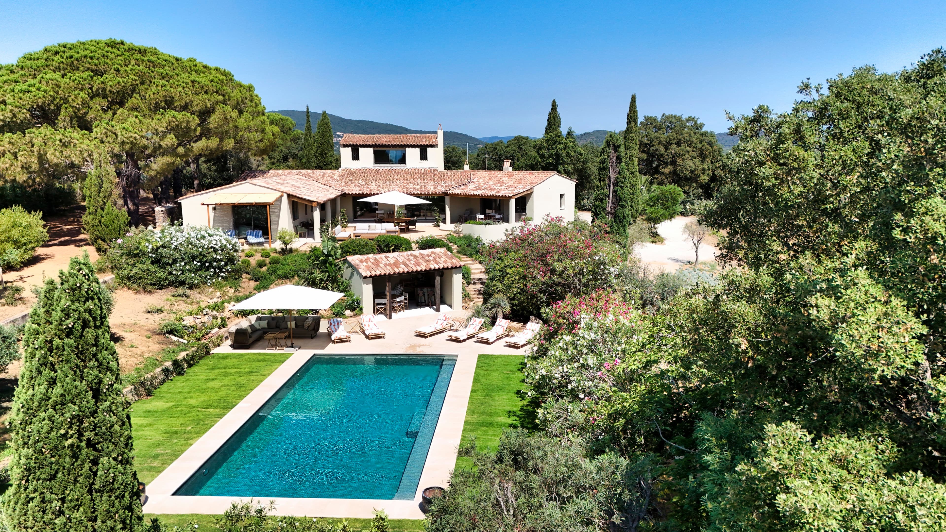 Façade méditerranéenne d’une villa de prestige à Ramatuelle, mariant architecture provençale et raffinement contemporain.