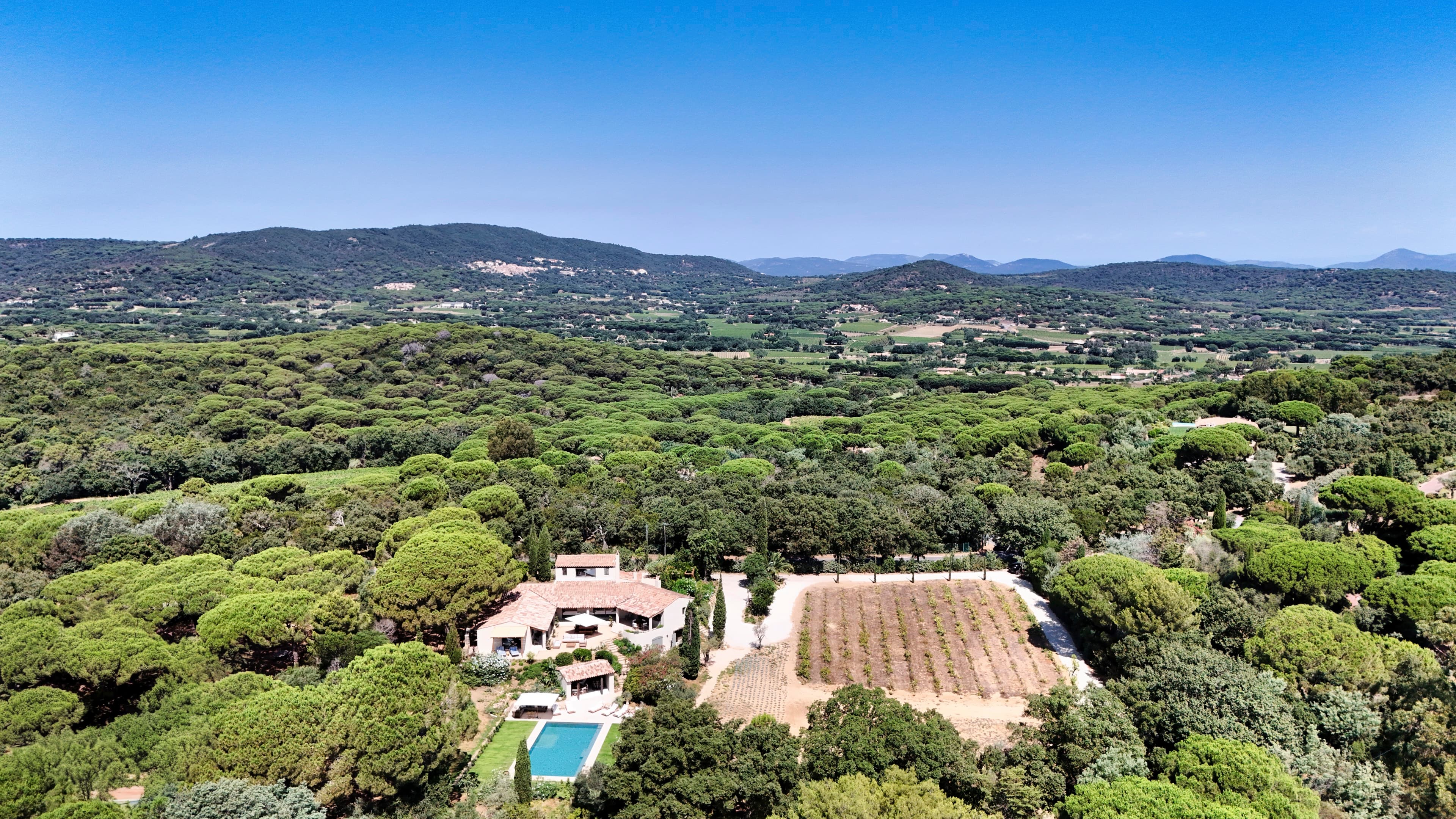 Vue dégagée sur le paysage provençal et le jardin planté d’essences locales à Ramatuelle.