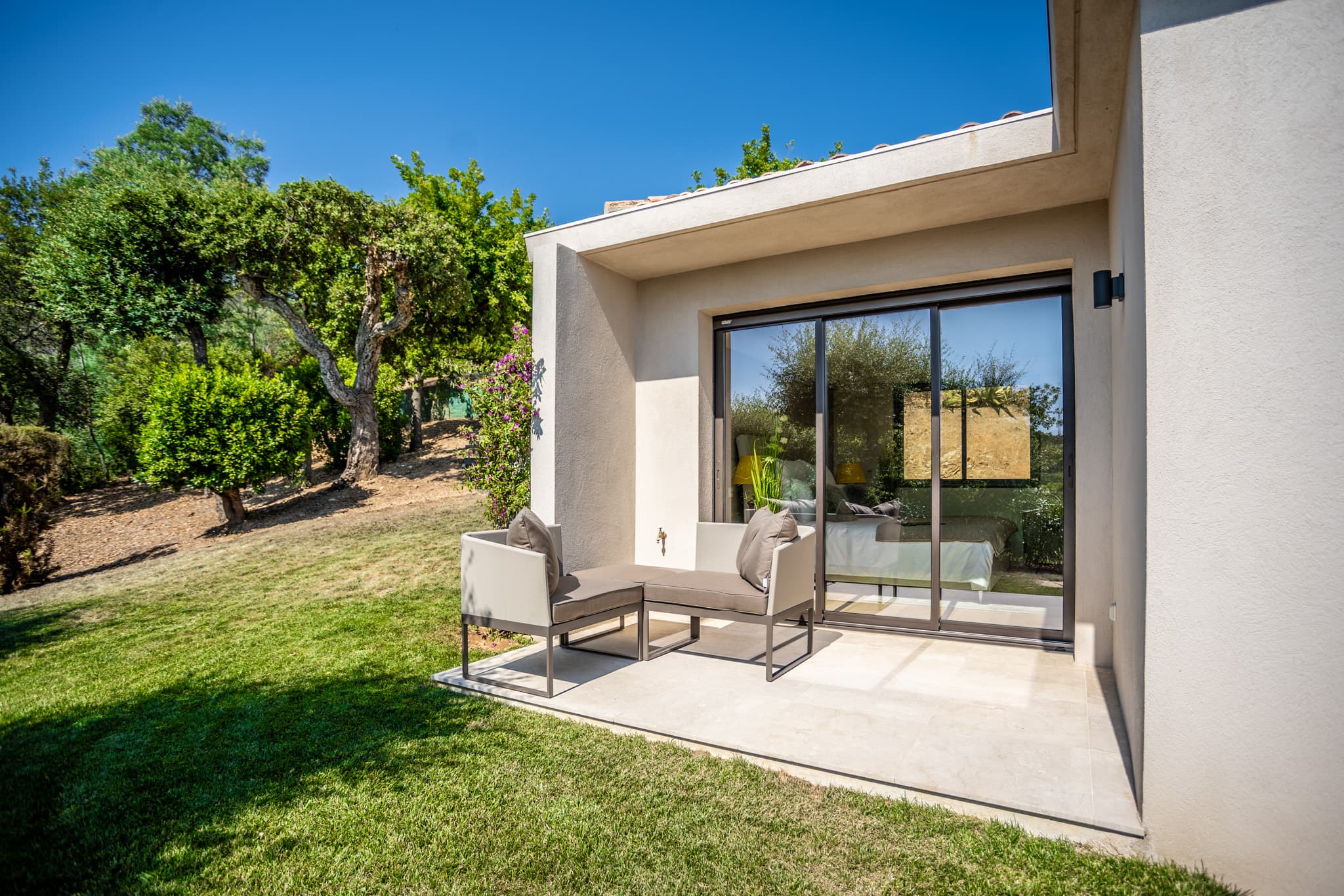 Jardins méditerranéens luxuriants autour de la villa d’exception avec arbres centenaires au Domaine Bartole
