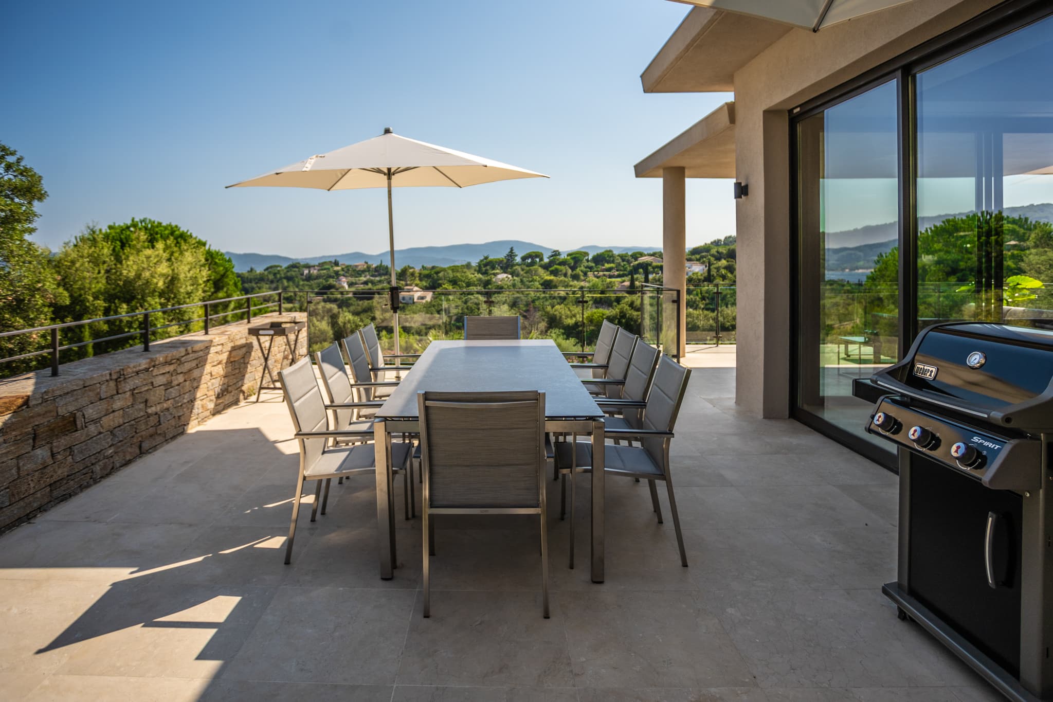 Grandes terrasses avec panorama spectaculaire et jardin paysager autour de la villa d’exception