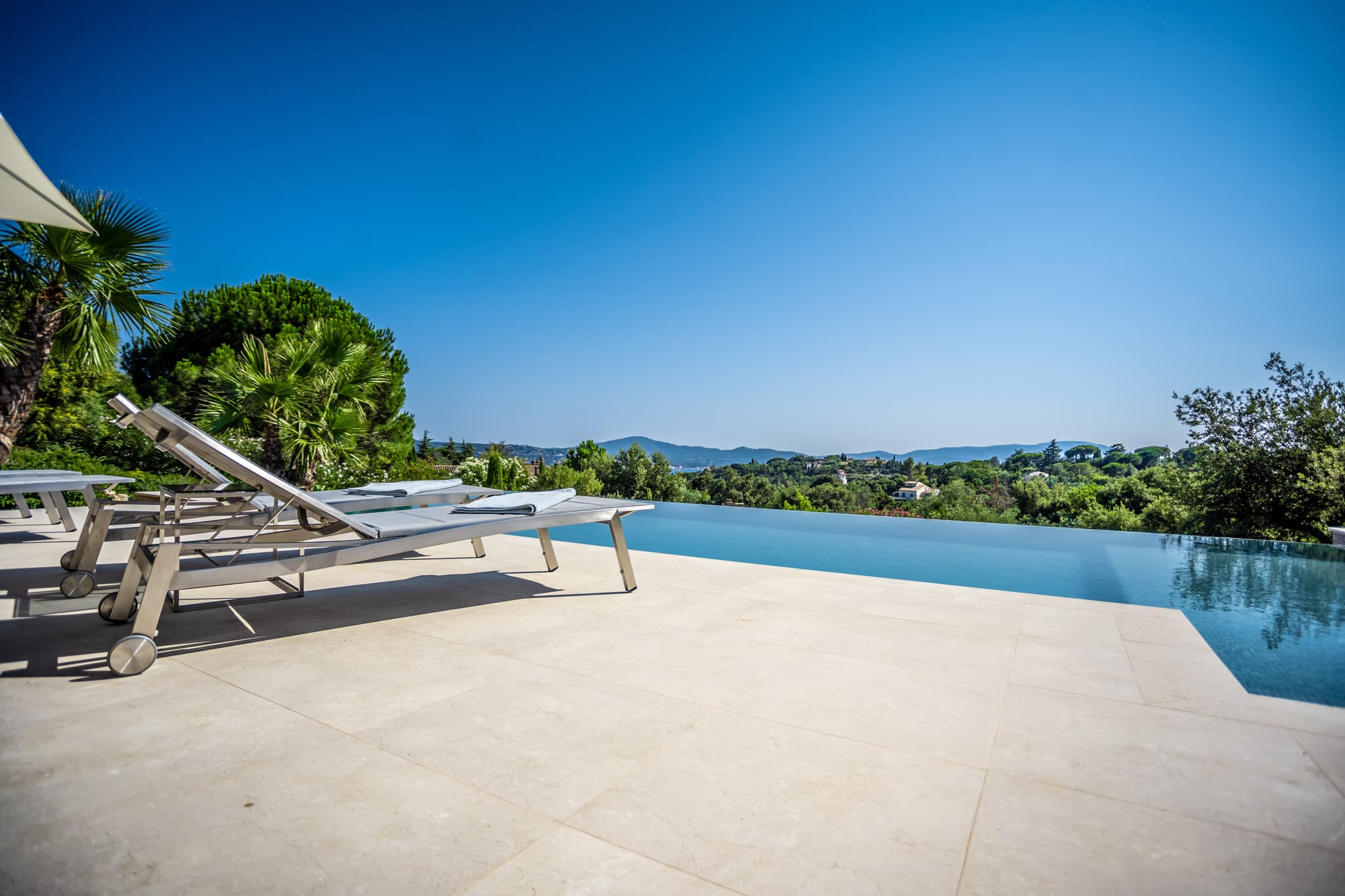 Grandes terrasses avec panorama spectaculaire et jardin paysager autour de la villa d’exception à Grimaud