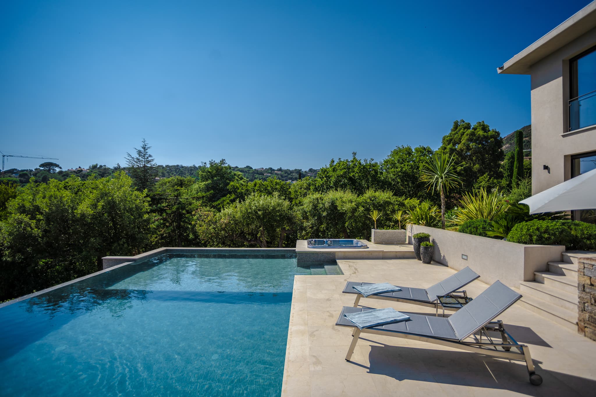 Jardins méditerranéens luxuriants autour de la villa d’exception avec arbres centenaires au Domaine Bartole