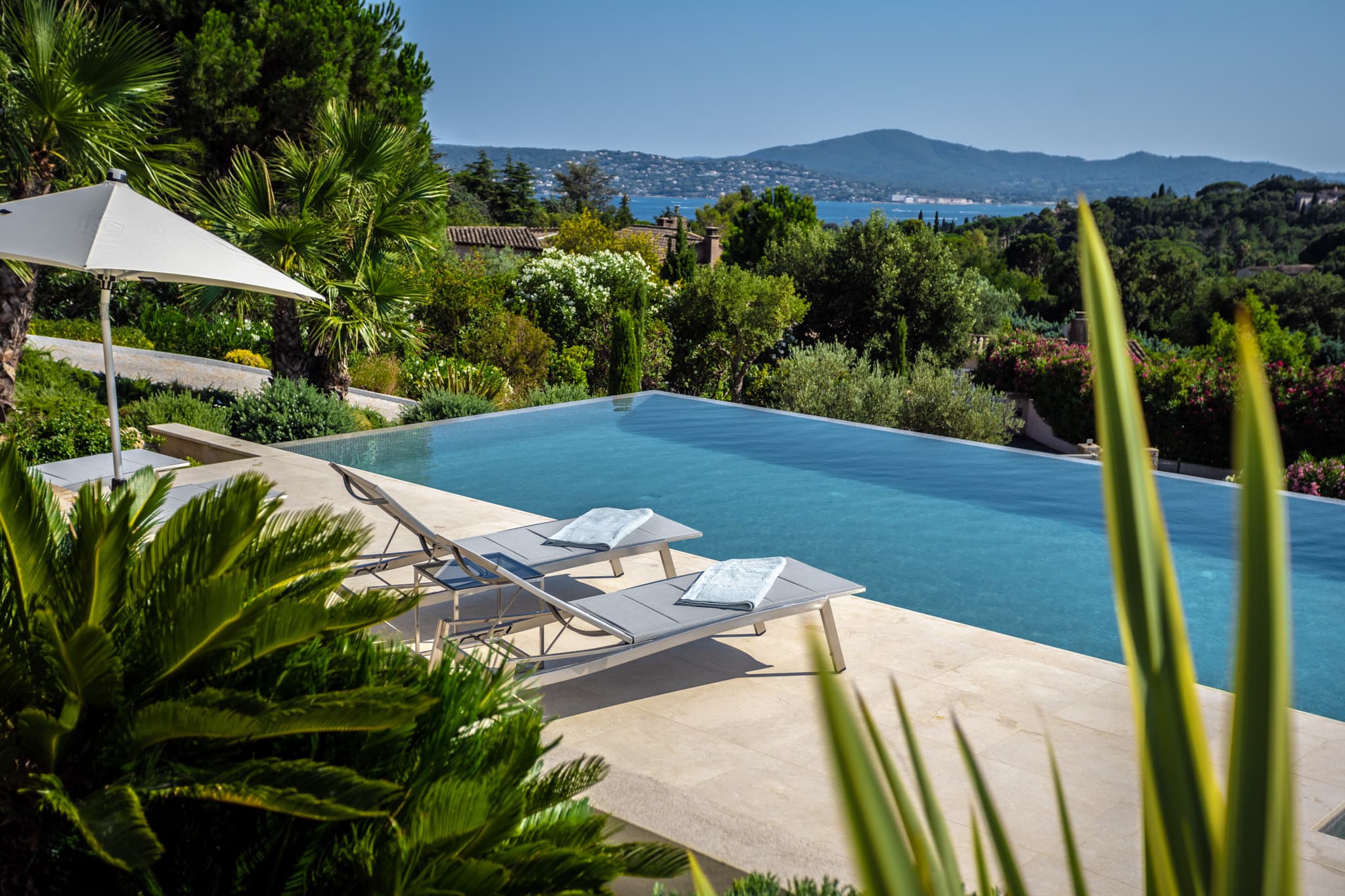 Panoramique depuis la villa d’exception sur le Golfe de Saint-Tropez, terrasses et jardins méditerranéens