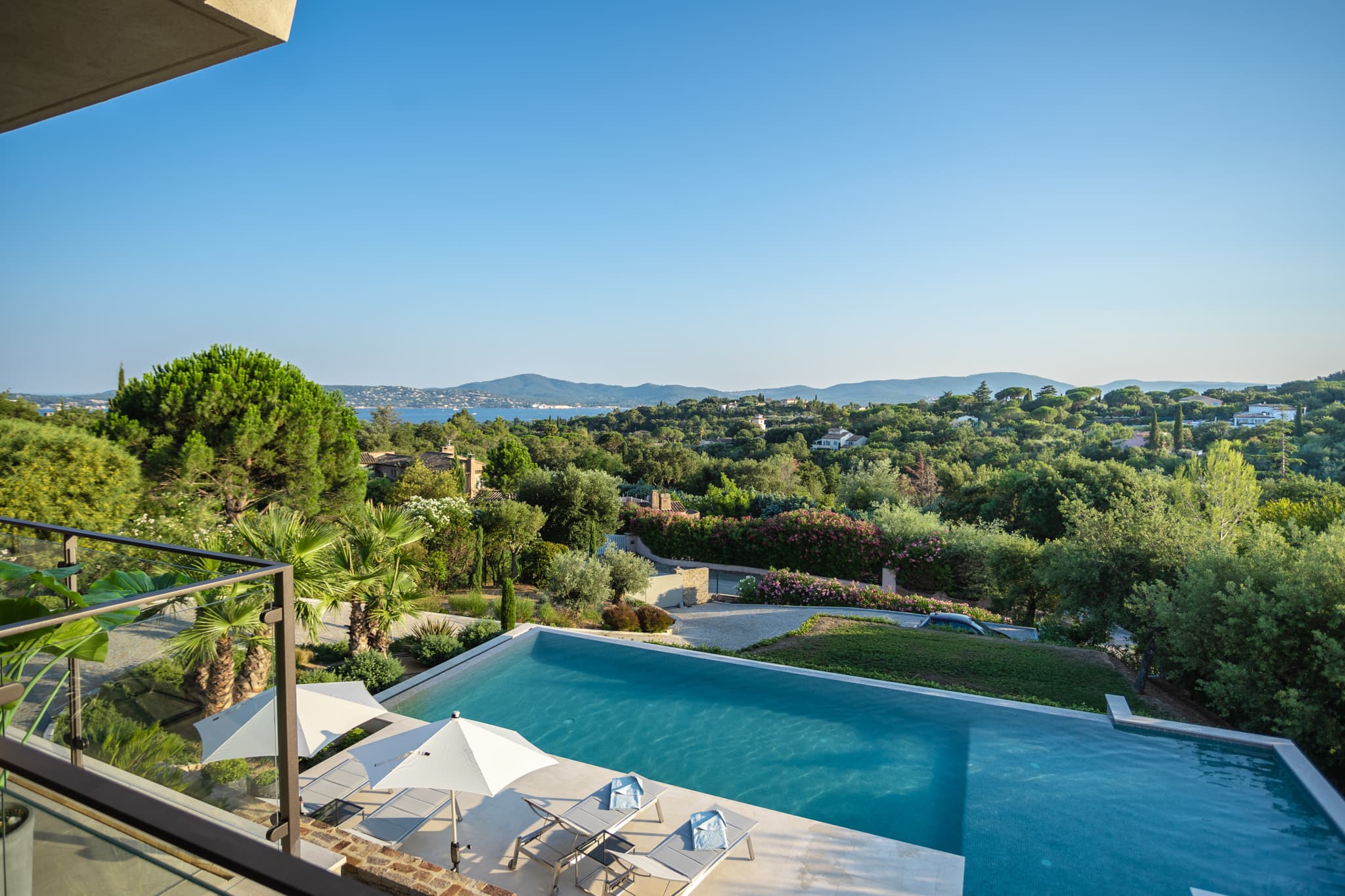 Vue imprenable sur le Golfe de Saint-Tropez depuis la villa de prestige au Domaine Bartole de Beauvallon