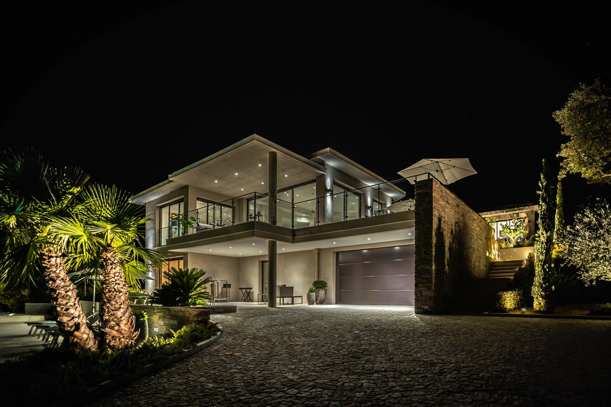 Villa d’exception avec piscine et terrasses éclairées, vue nocturne spectaculaire sur le Golfe de Saint-Tropez