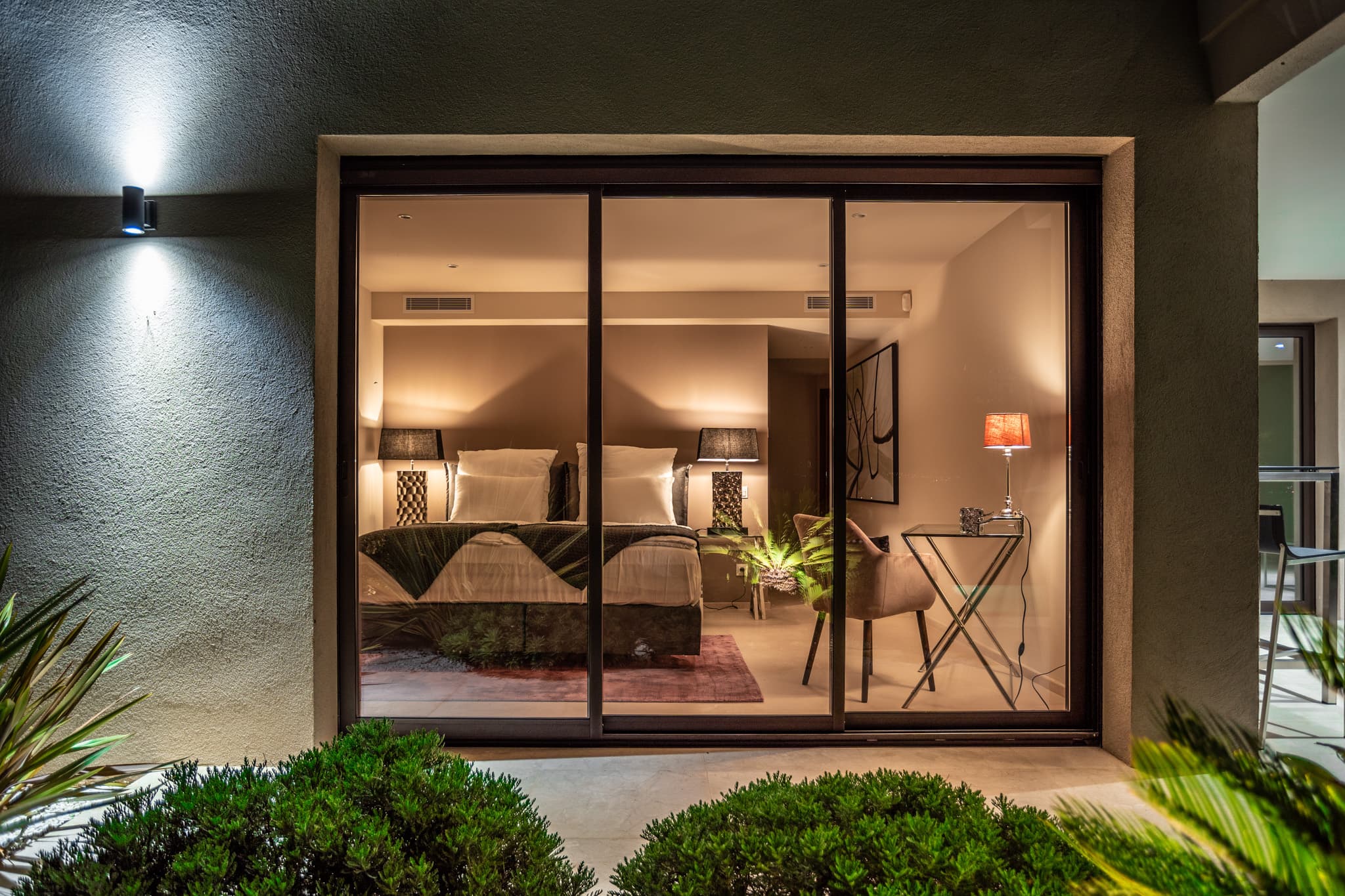 Villa d’exception avec piscine et terrasses éclairées, vue nocturne sur la chambre à coucher