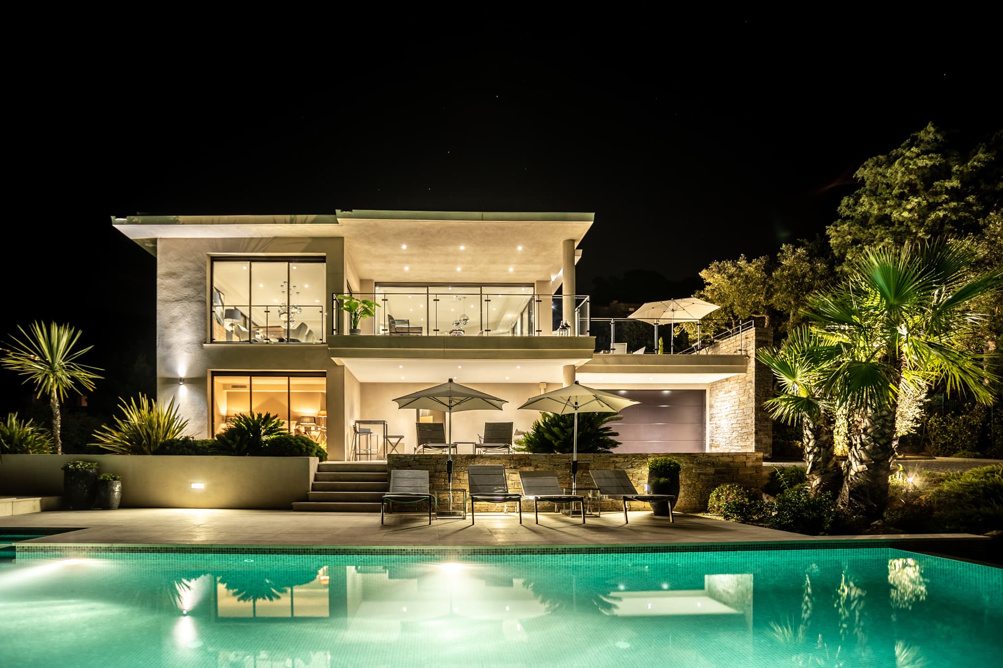 Villa d’exception avec piscine et terrasses éclairées, vue nocturne spectaculaire sur le Golfe de Saint-Tropez