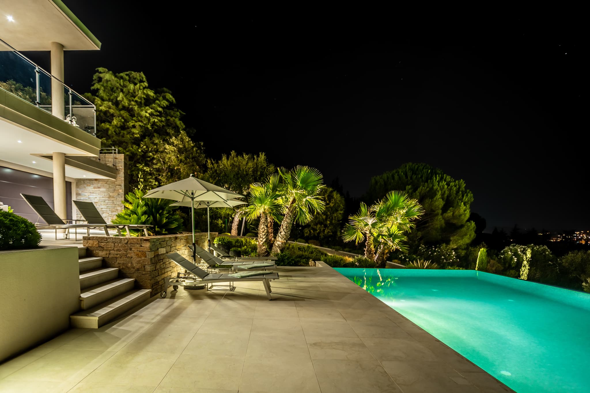 Villa d’exception avec piscine et terrasses éclairées, vue nocturne spectaculaire sur le Golfe de Saint-Tropez