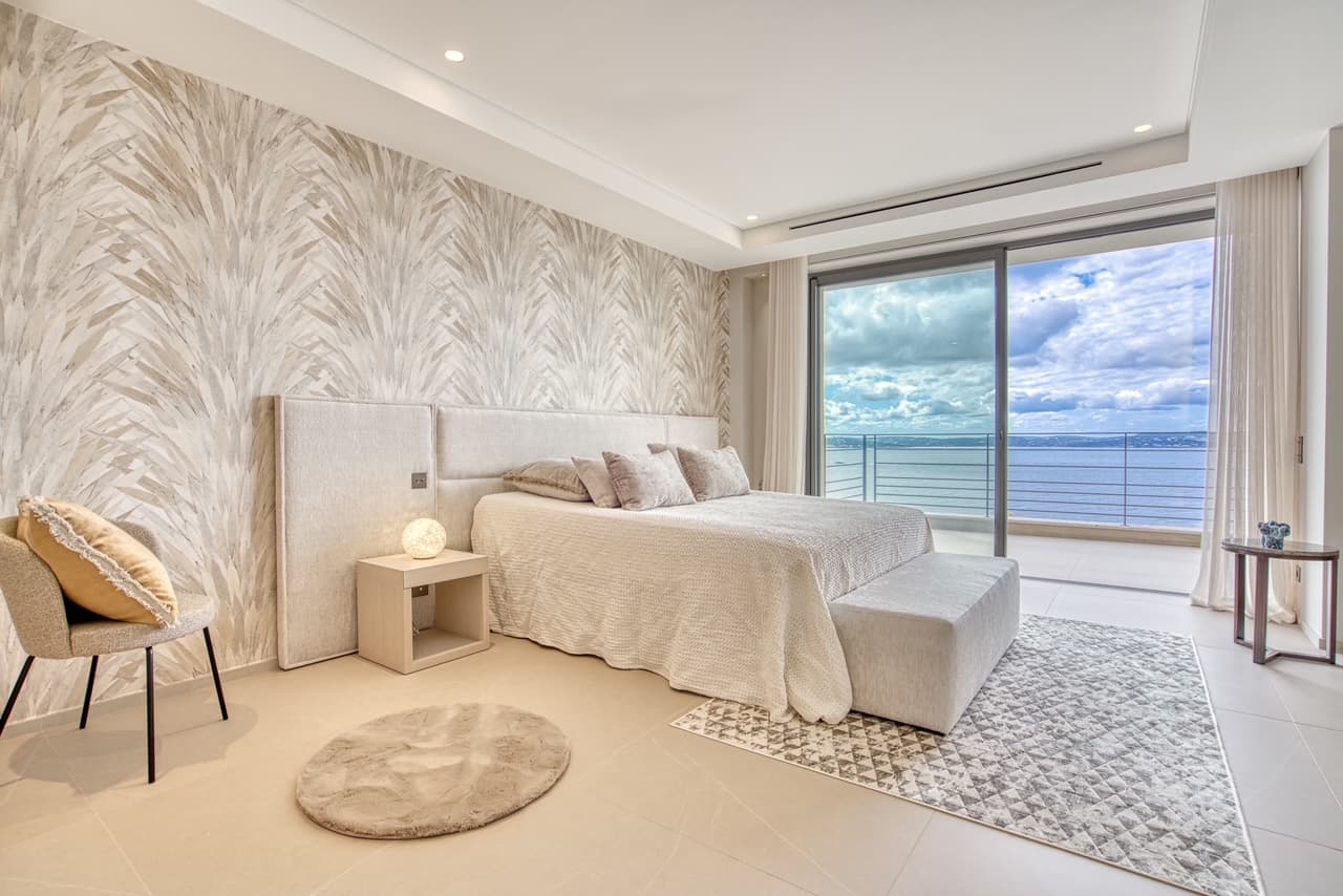 Chambre élégante avec finitions haut de gamme et grandes ouvertures sur la Méditerranée, à vendre à Sainte-Maxime.