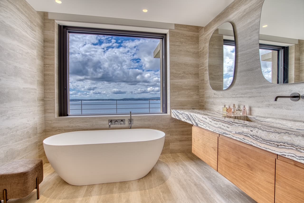 Salle de bain moderne avec double vasque et vue mer, au sein d’une villa de luxe à vendre à Sainte-Maxime.