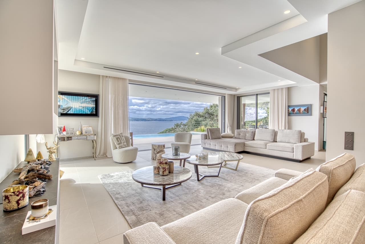 Séjour contemporain avec cheminée et vue panoramique, dans une propriété d’exception à vendre à Sainte-Maxime.