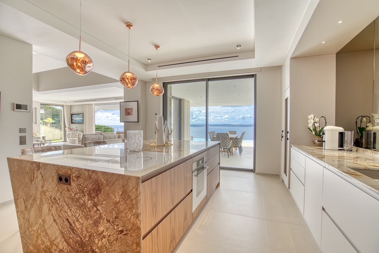 Cuisine élégante donnant sur la mer, dans une villa à vendre à Sainte-Maxime.