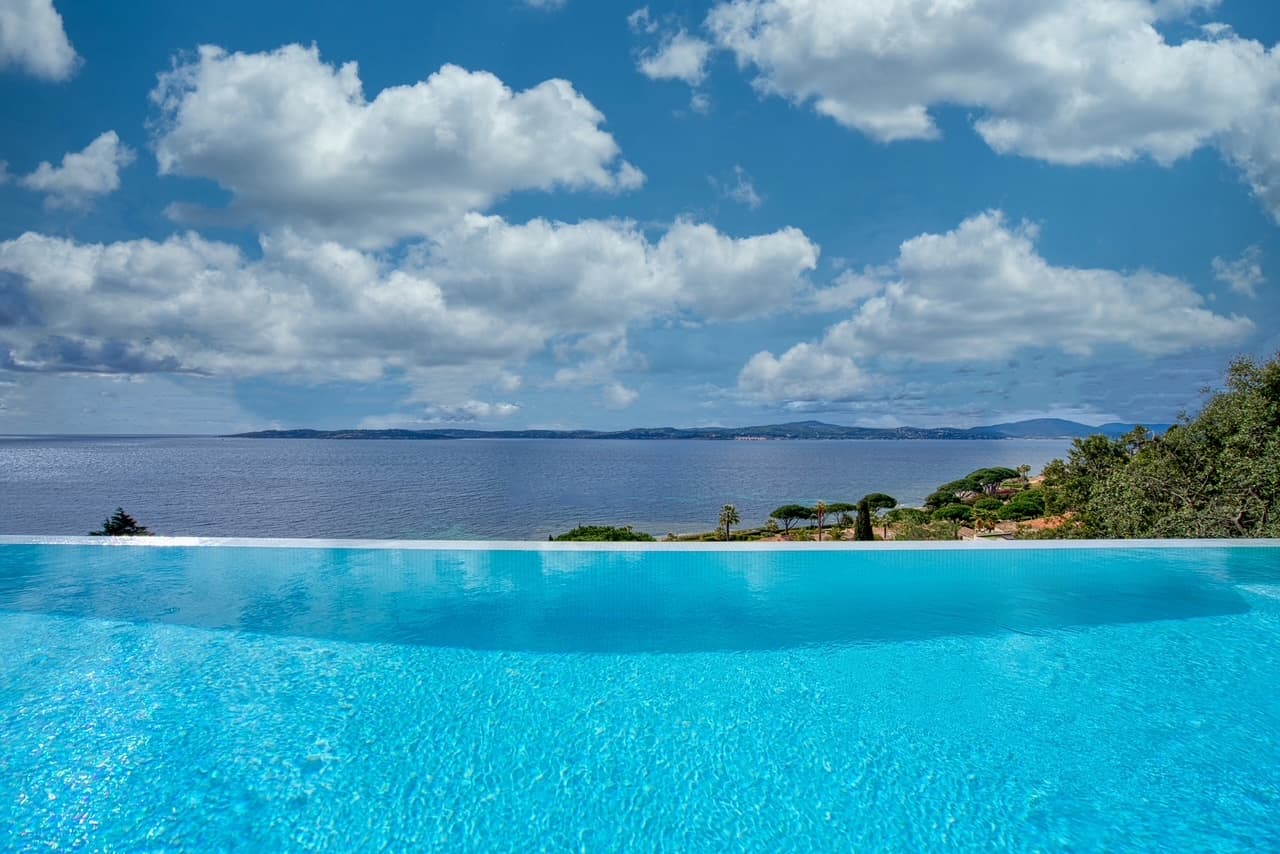 Superbe piscine surplombant la Méditerranée, entourée de terrasses et d’un jardin paysager à Sainte-Maxime.