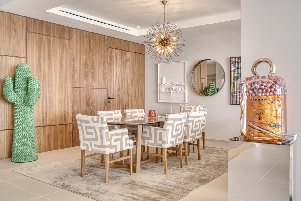 Espace repas convivial, dans une villa contemporaine avec vue mer.