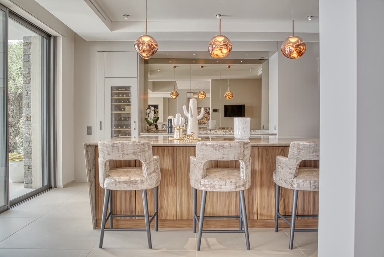 Cuisine élégante et coin petit déjeuner donnant sur la mer, dans une villa d’architecte à Sainte-Maxime.