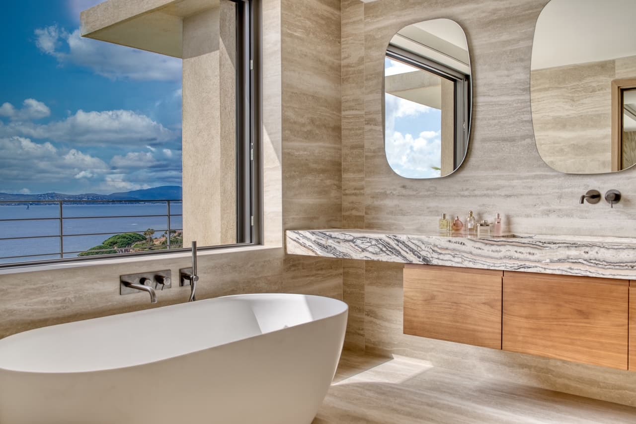 Espace bien-être raffiné avec baignoire et finitions de qualité dans une propriété d’exception à Sainte-Maxime.