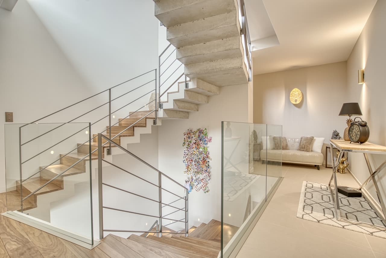 Escalier lumineux et élégant de la villa à vendre à Sainte-Maxime, combinant design moderne, matériaux haut de gamme et vue mer sur le golfe de Saint-Tropez.
