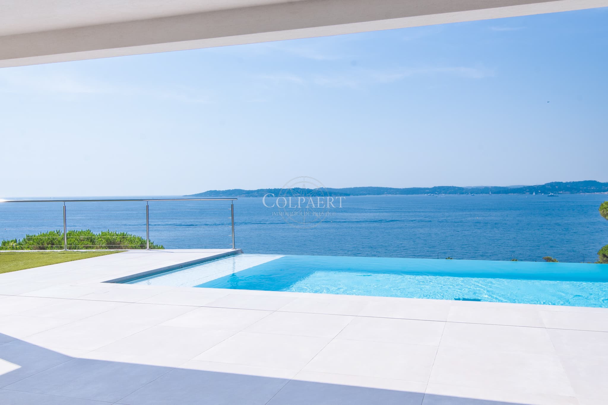 Villa contemporaine à vendre à Sainte-Maxime avec vue mer panoramique sur le golfe de Saint-Tropez, située dans le quartier prisé du Sémaphore.
