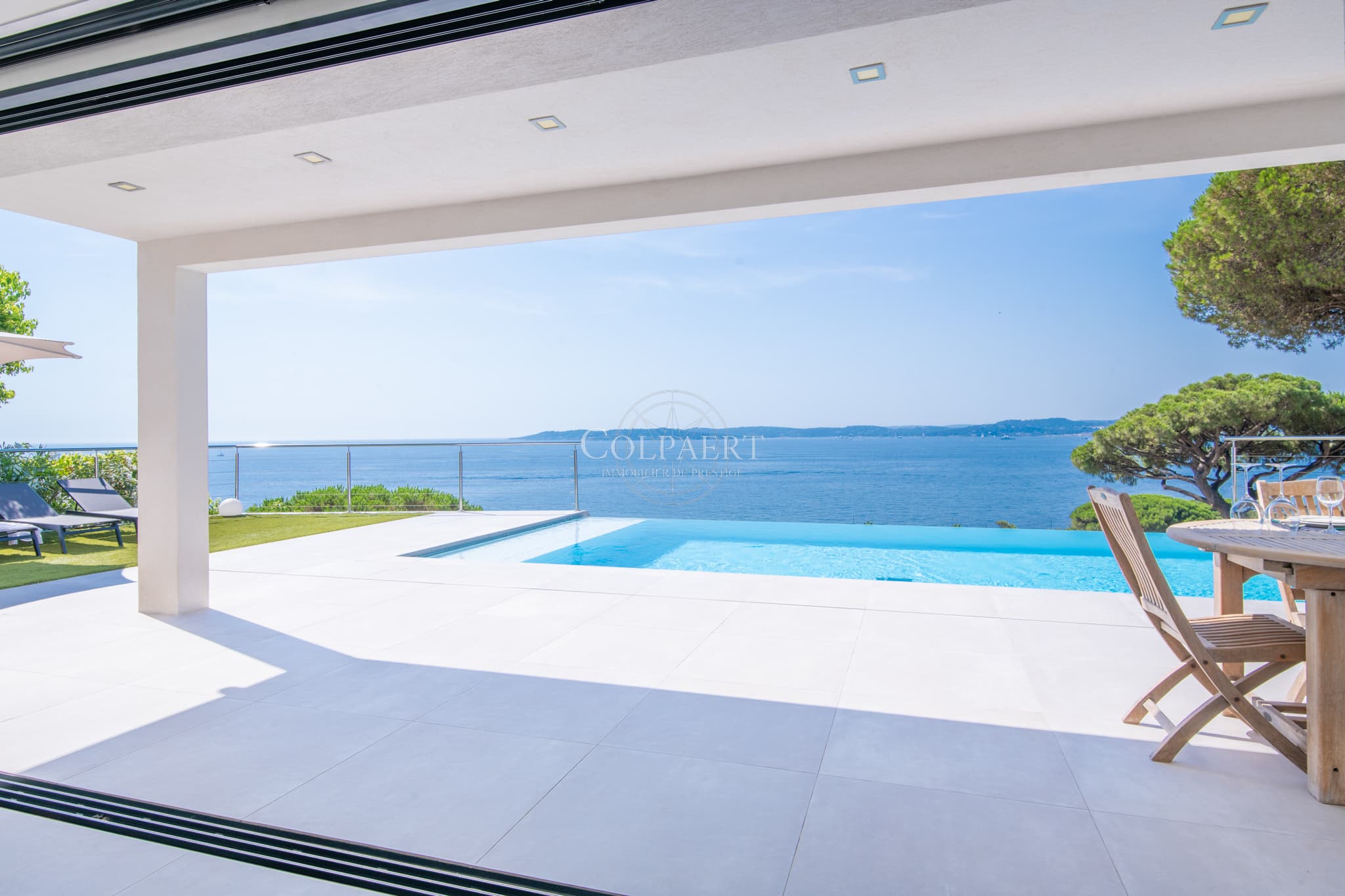 Villa contemporaine à vendre à Sainte-Maxime avec vue mer panoramique sur le golfe de Saint-Tropez, située dans le quartier prisé du Sémaphore.