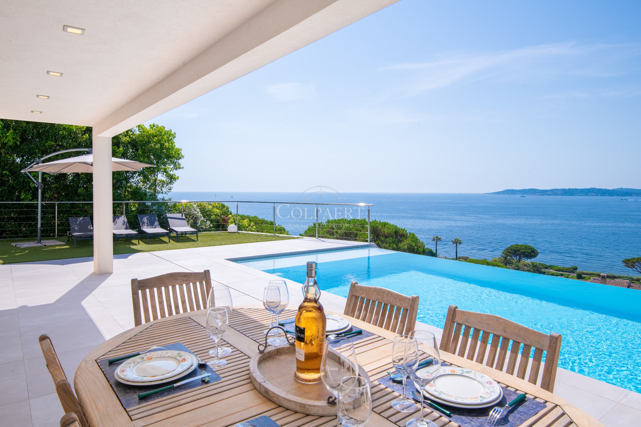 Panorama mer exceptionnel à 180° pour cette villa à vendre à Sainte-Maxime sur le golfe de Saint-Tropez.