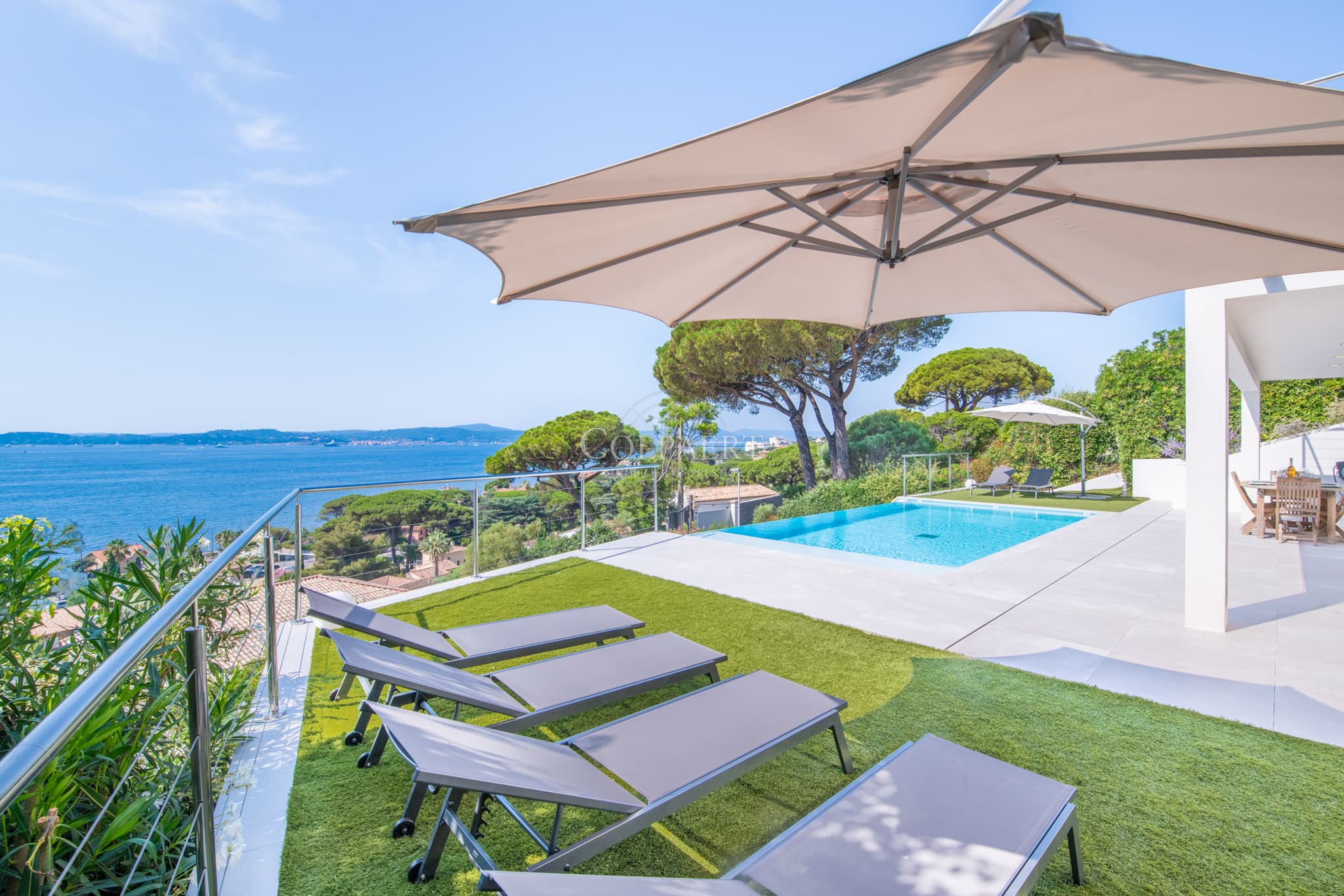 Panorama mer exceptionnel à 180° pour cette villa à vendre à Sainte-Maxime sur le golfe de Saint-Tropez.
