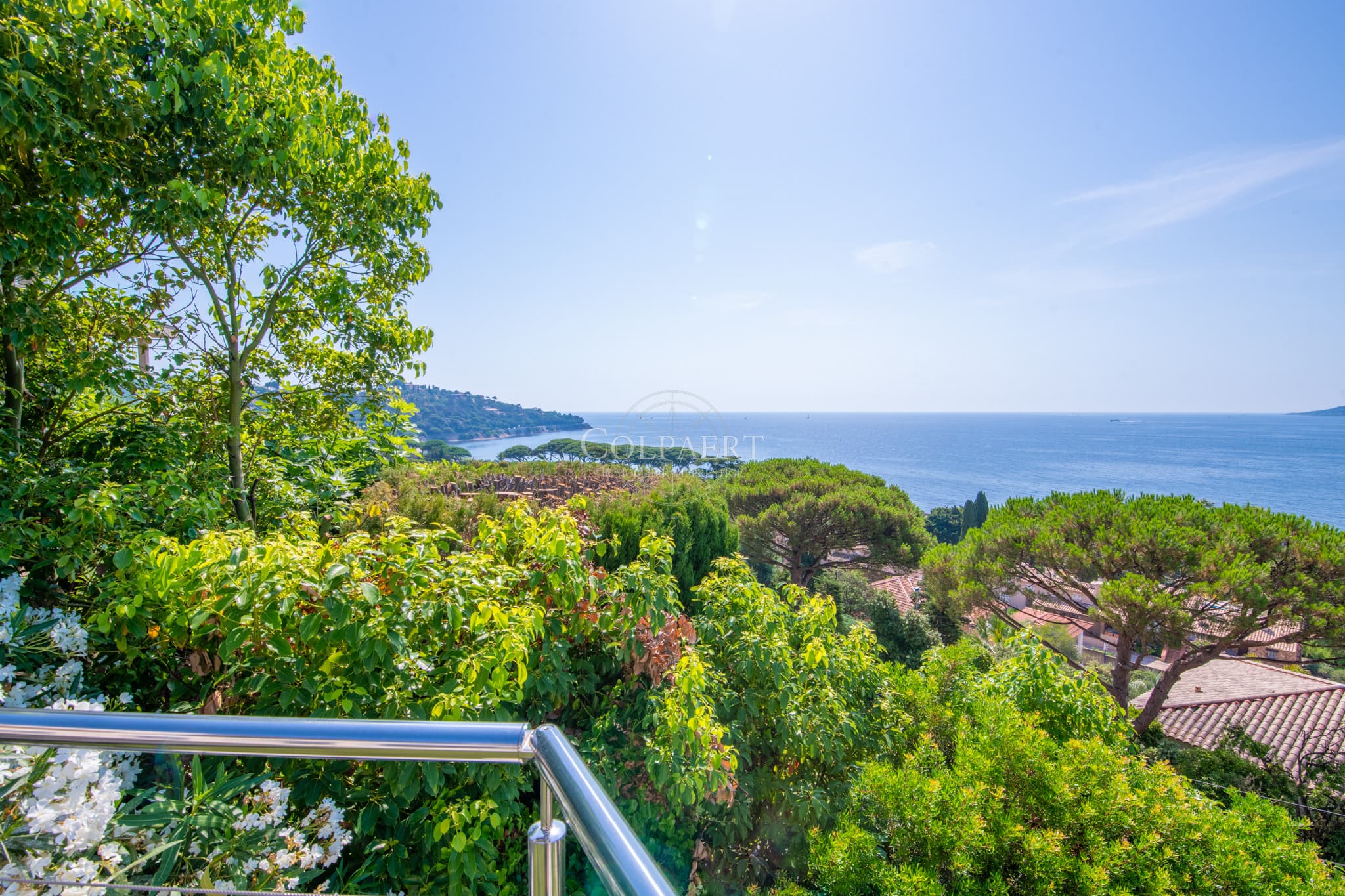 Panorama mer exceptionnel à 180° pour cette villa à vendre à Sainte-Maxime sur le golfe de Saint-Tropez.